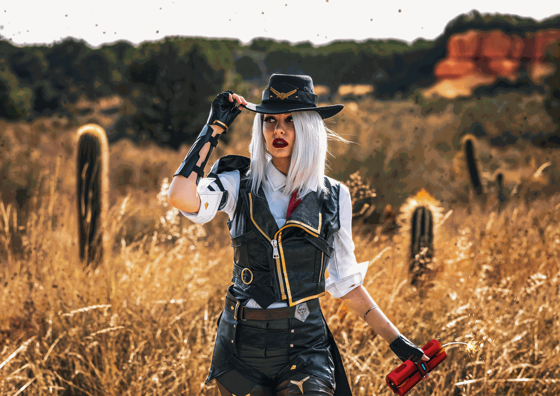 Foto completa de Ashe Overwatch cosplay por Soyittara con dinamita y atuendo completo