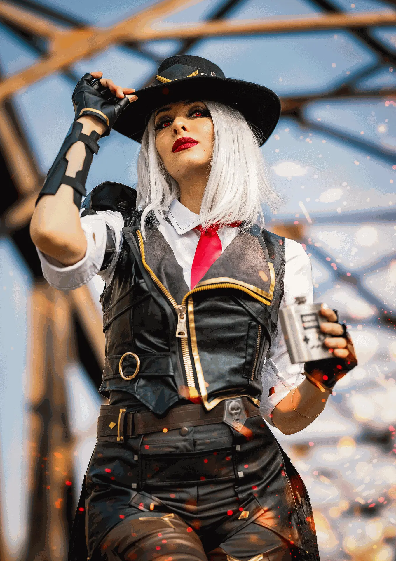 Cosplay Ashe Overwatch por Soyittara con traje de vaquera y sombrero negro