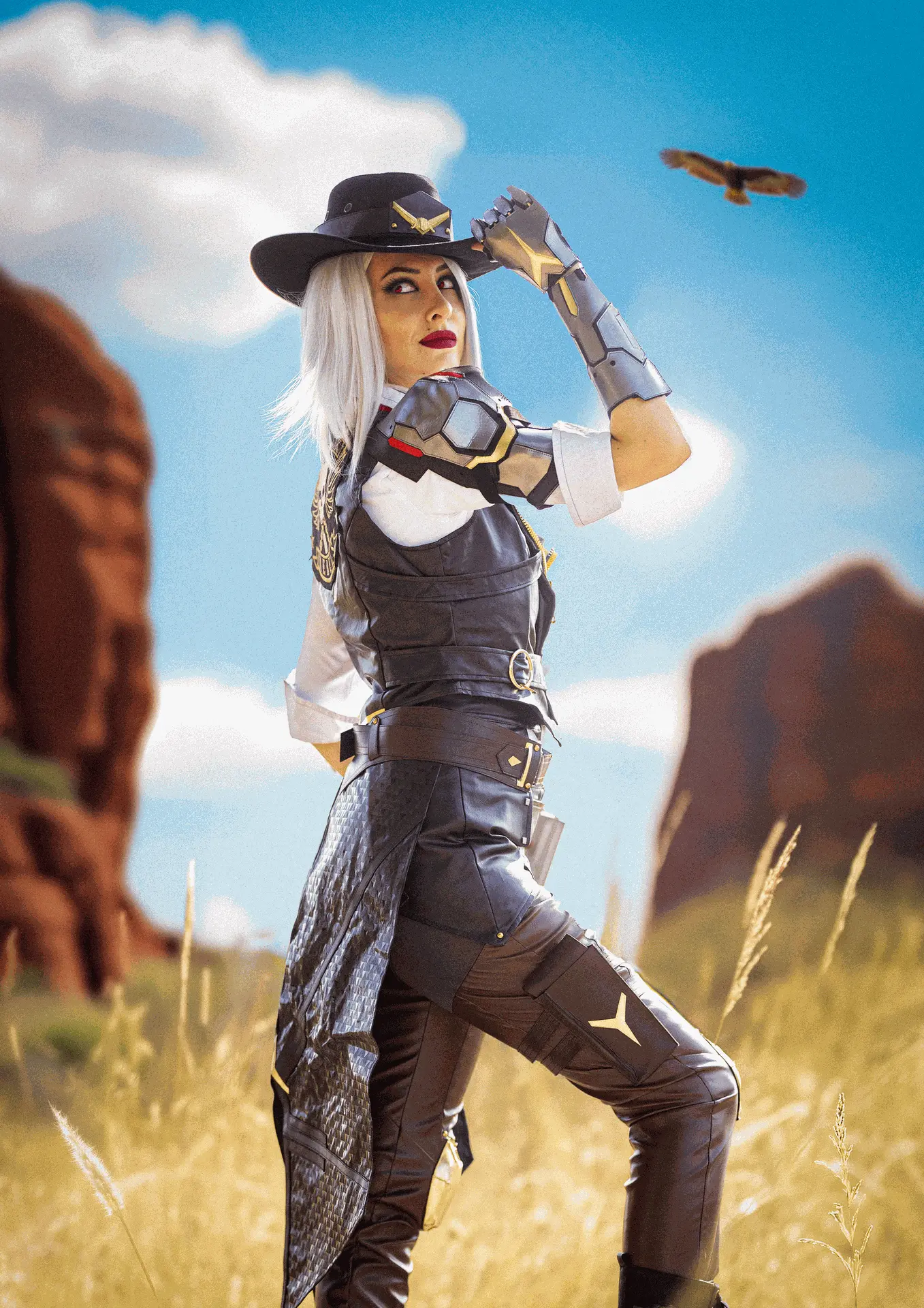 Soyittara caracterizada como Ashe de Overwatch posando