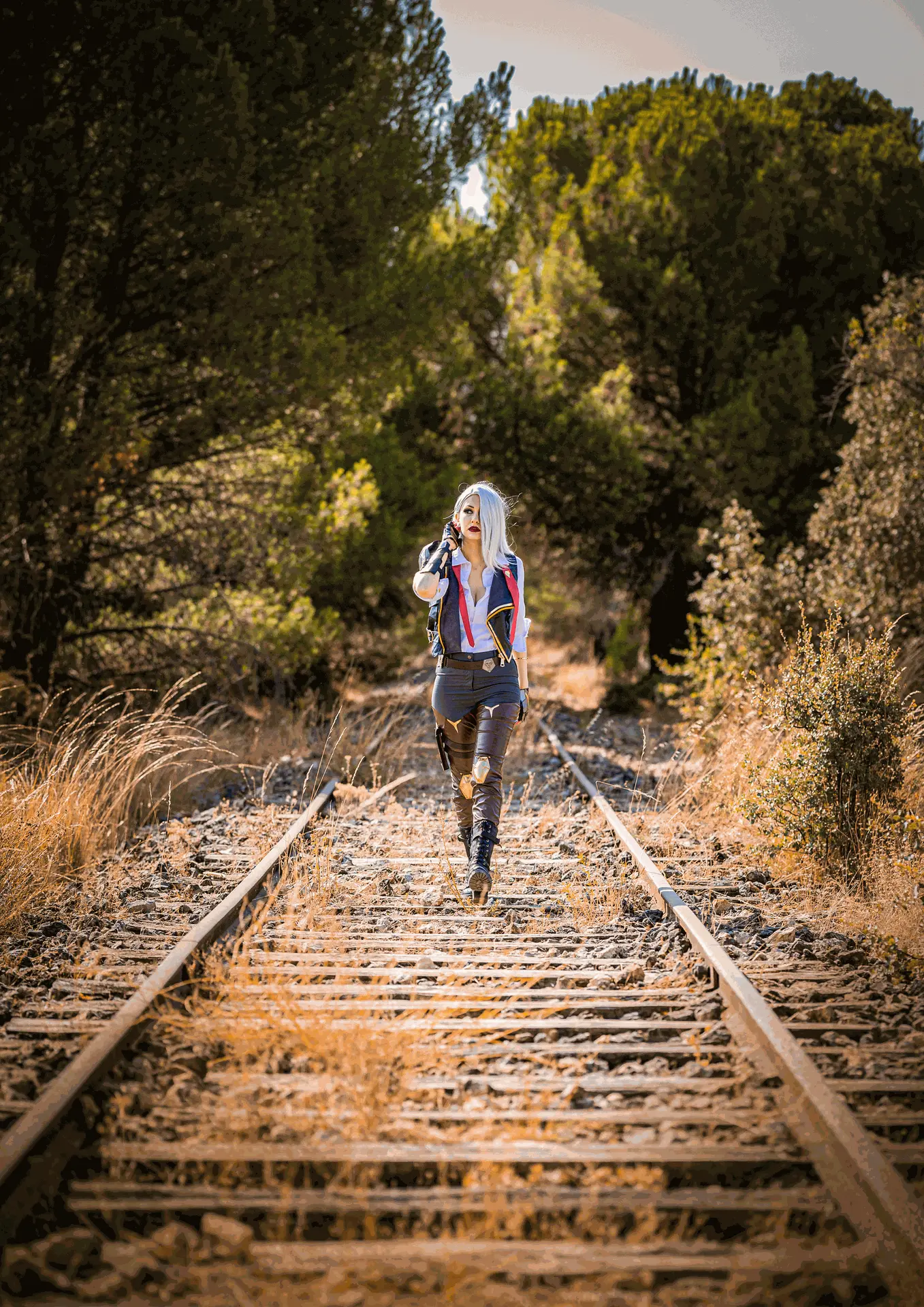 Cosplay Ashe Overwatch en las vías del tren