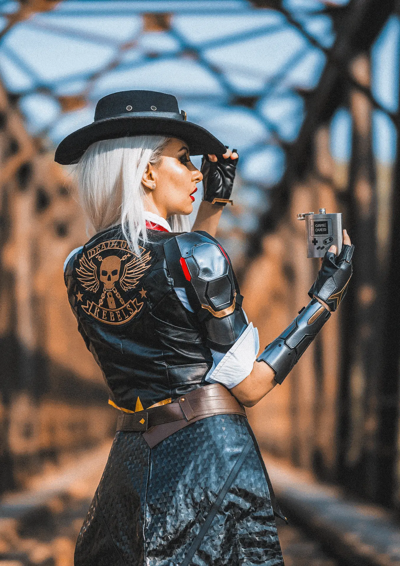 Detalle del chaleco de Ashe en cosplay