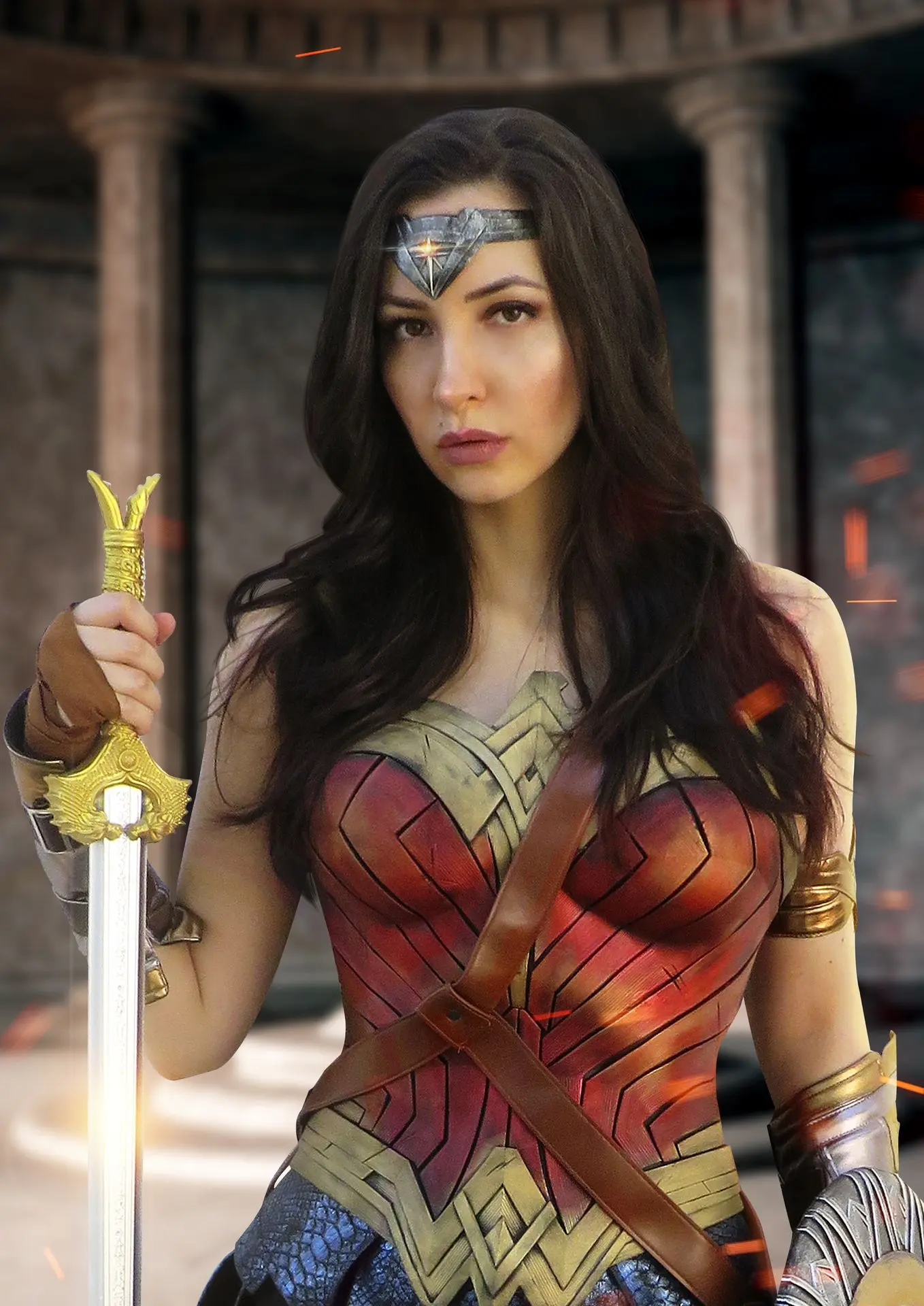 Cosplay Wonder Woman en pose heroica con escudo y espada