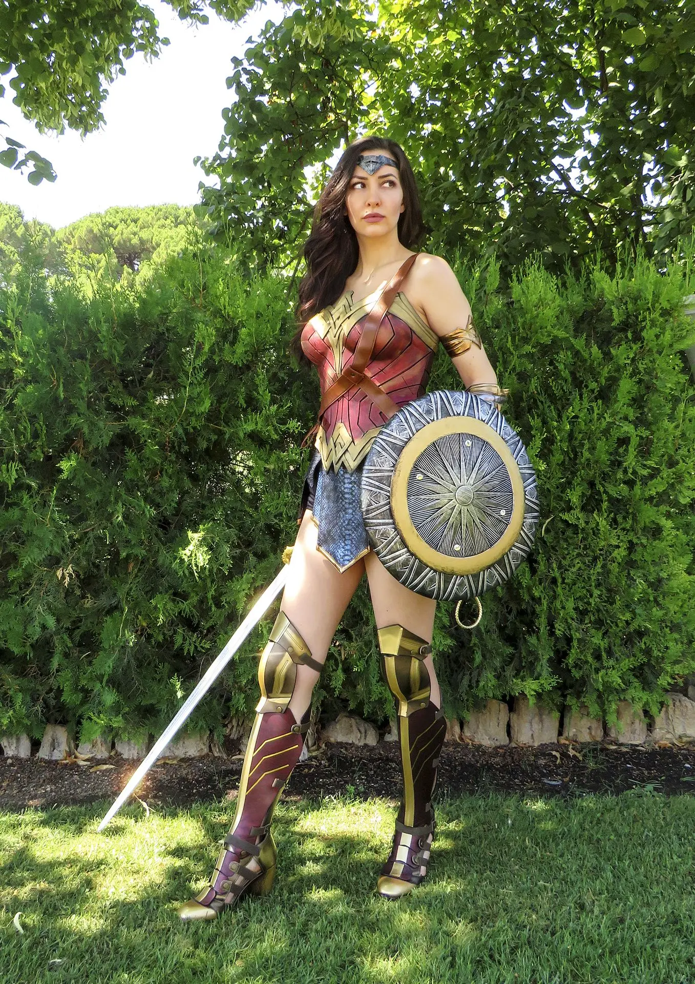 Cosplay Wonder Woman Gal Gadot por Soyittara con armadura completa y espada