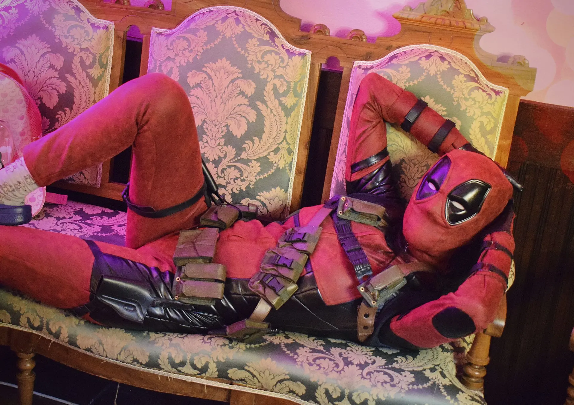 Cosplay Deadpool Marvel por Soyittara con traje completo