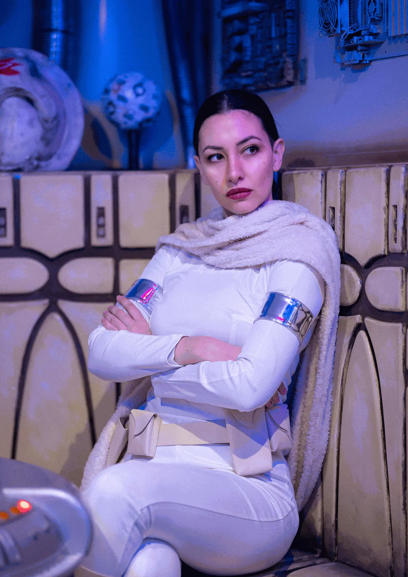 Recreación de Padmé Amidala en Star Wars con traje blanco y accesorios