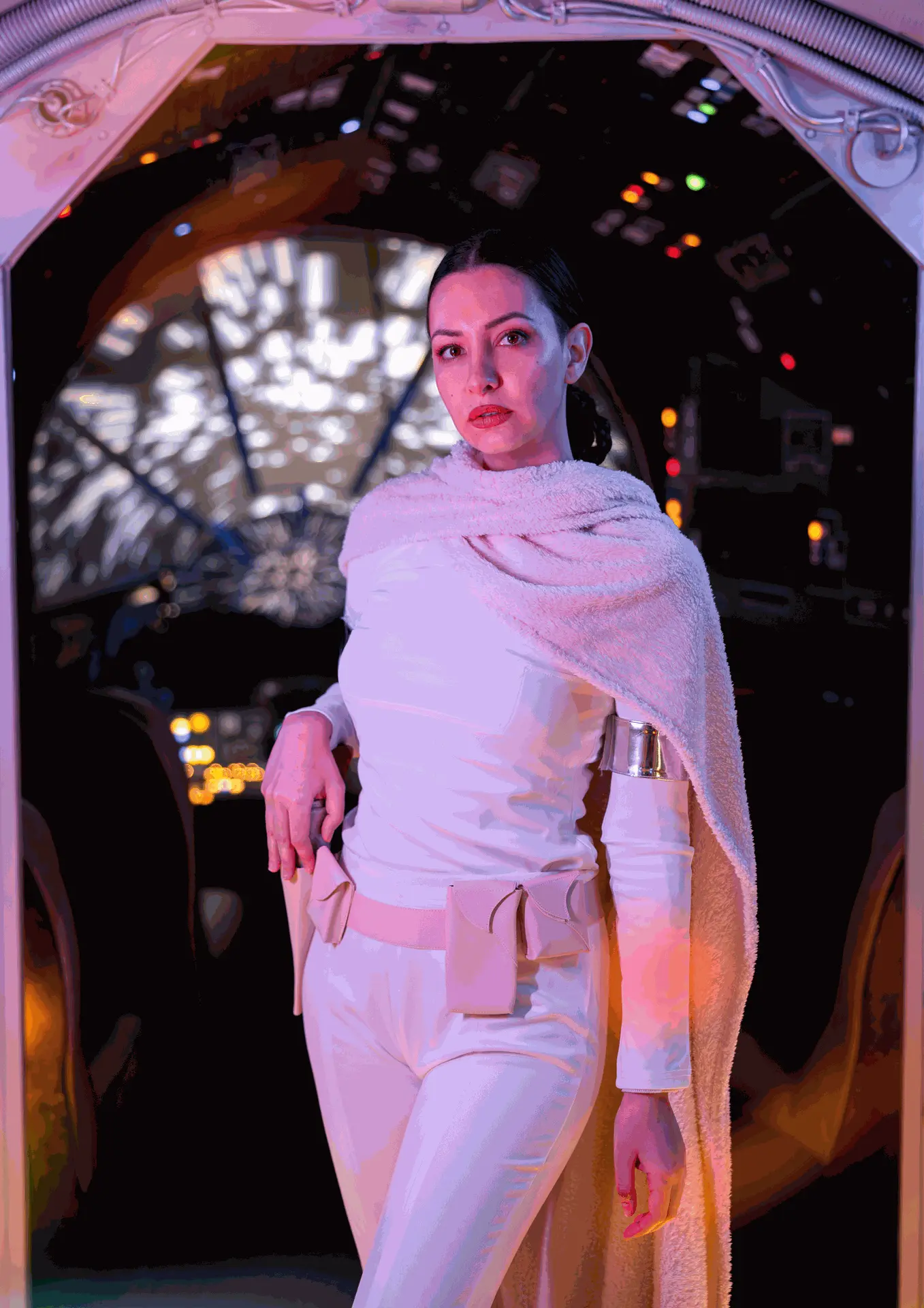Soyittara caracterizada como Padmé Amidala posando con blaster