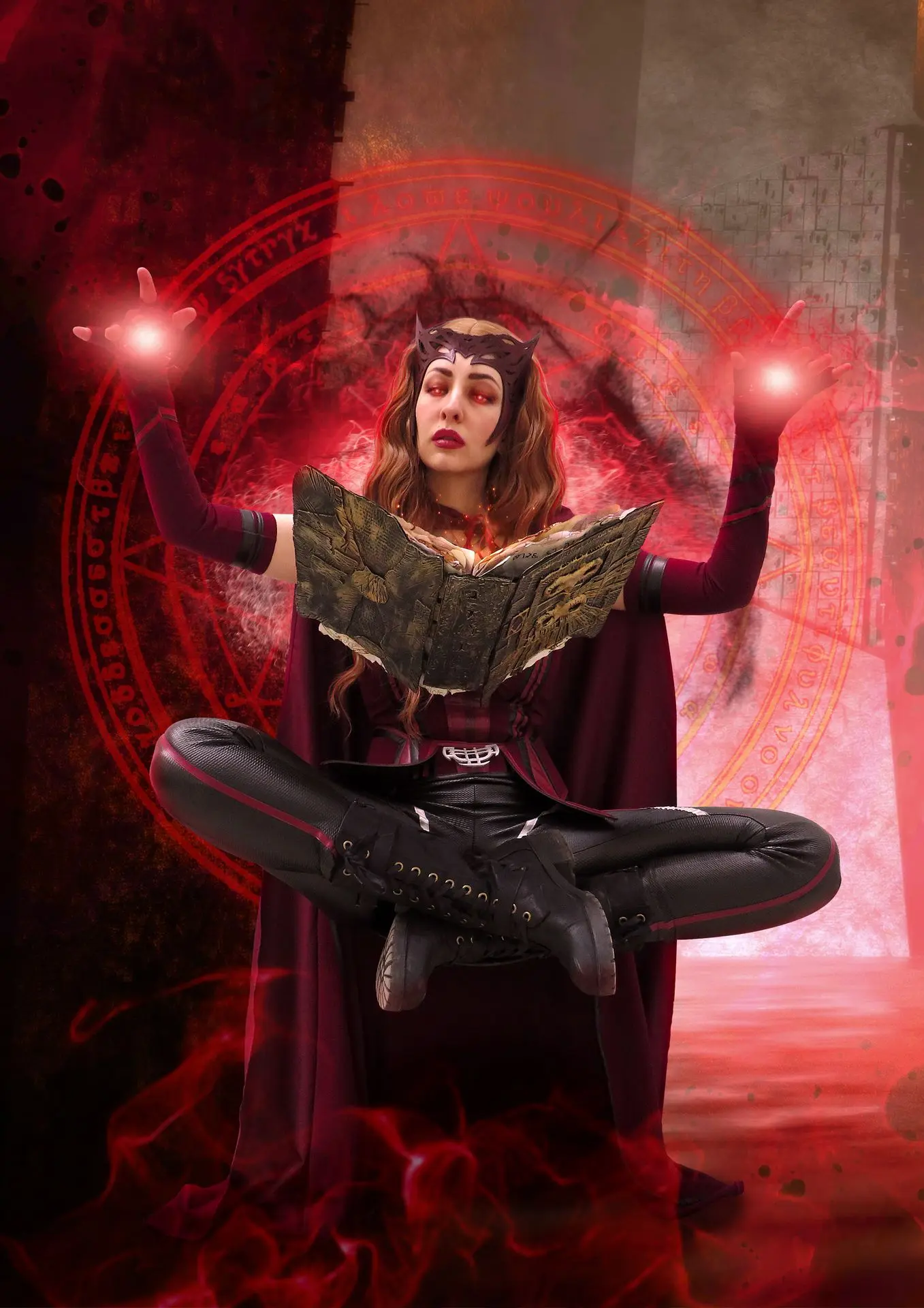 Cosplayer como Wanda Maximoff, Bruja Escarlata de Marvel