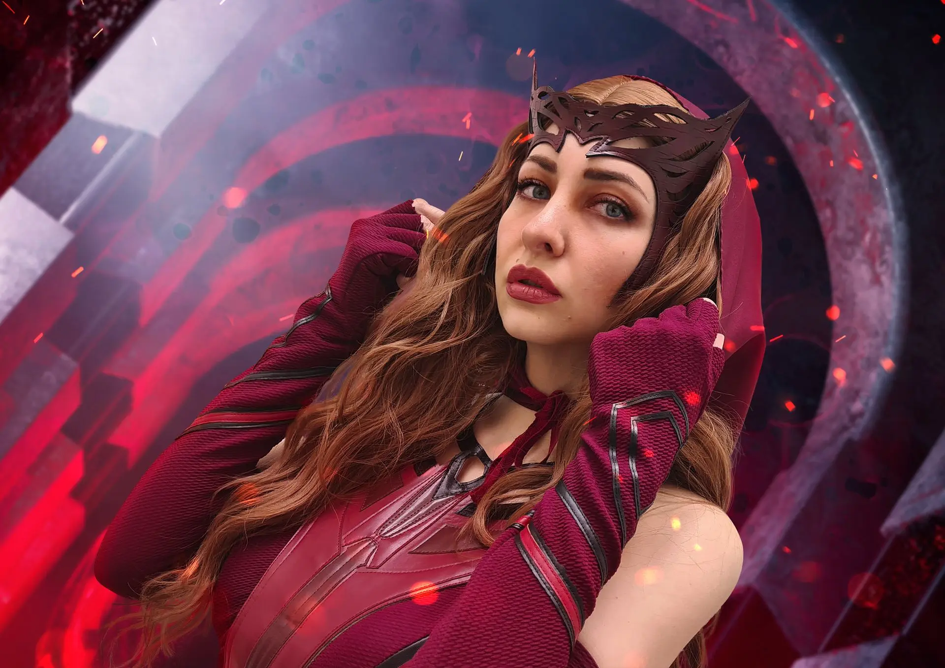 Cosplay de la Bruja Escarlata con efectos de magia roja en las manos