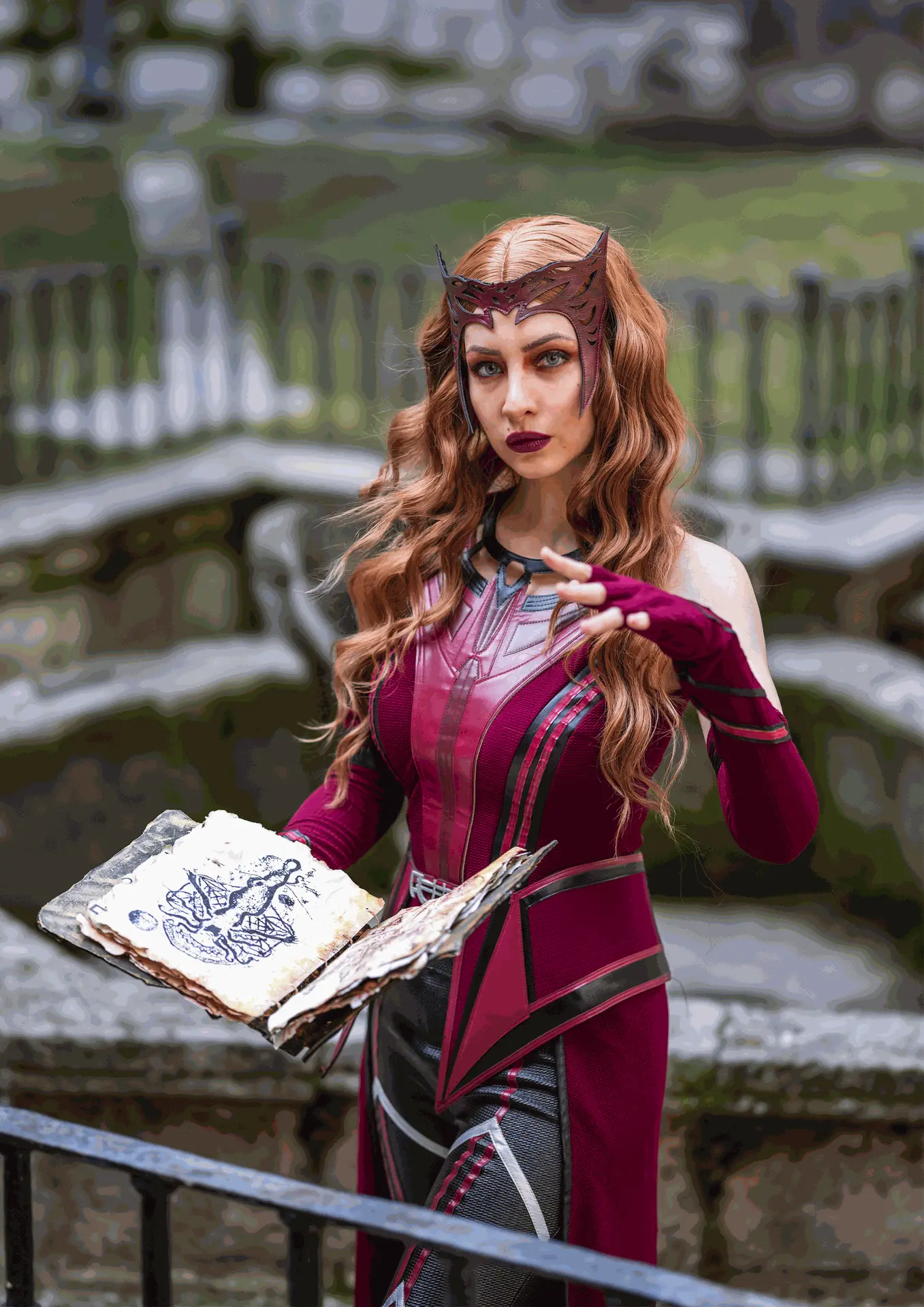 Foto completa de Soyittara como Wanda Maximoff en cosplay del universo Marvel