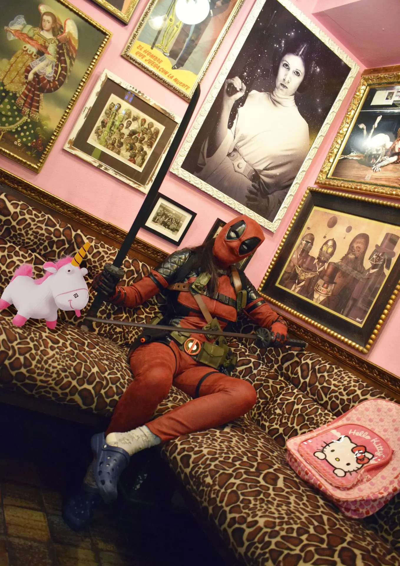 Foto completa de Deadpool cosplay por Soyittara con armas y atuendo