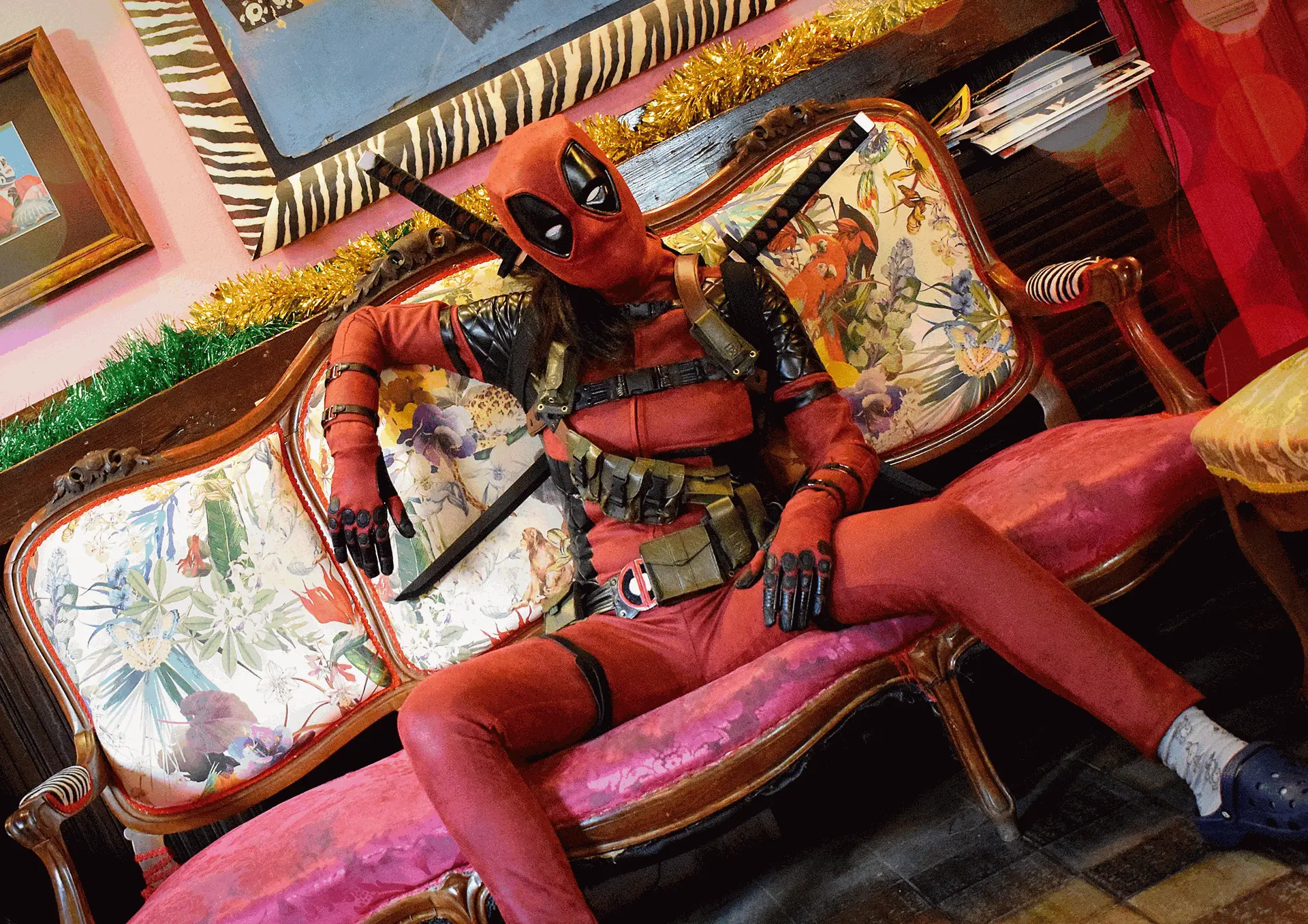 Cosplay de Deadpool femenino lady mujer posando