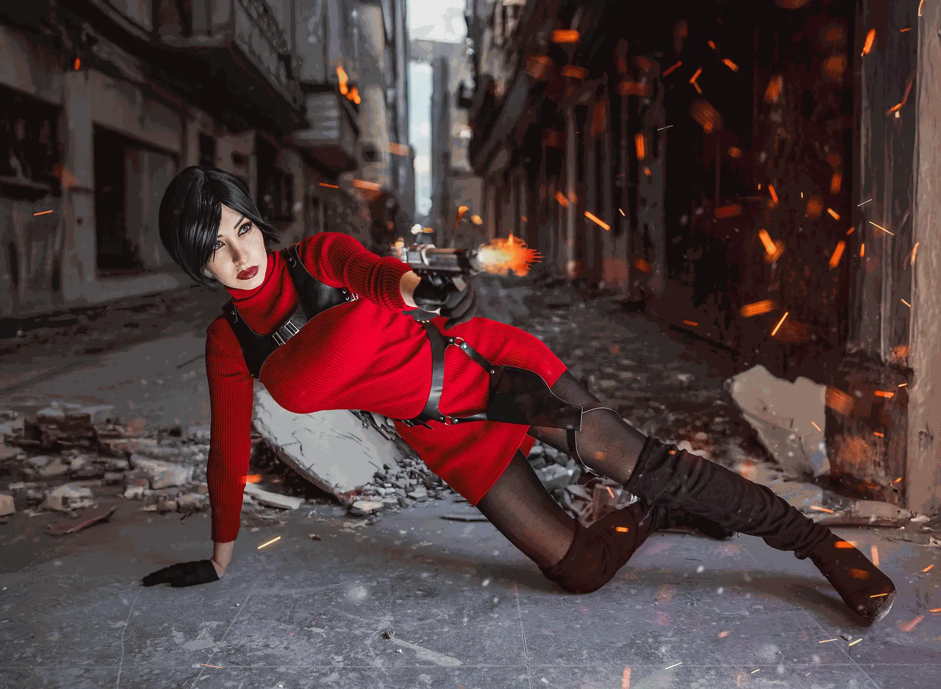 Cosplay Ada Wong Resident Evil por Soyittara con vestido rojo y pistola