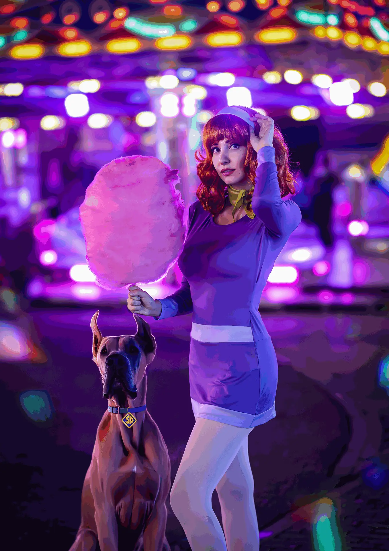 Cosplay Daphne Blake con vestido morado completo