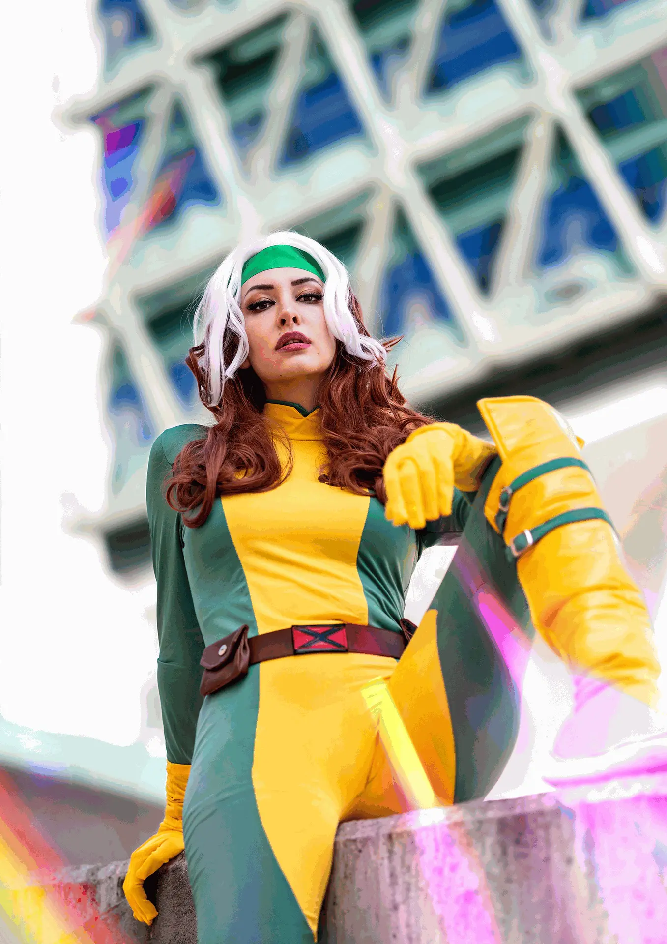 ecreación de Pícara Rogue X-Men con traje verde y amarillo icónico