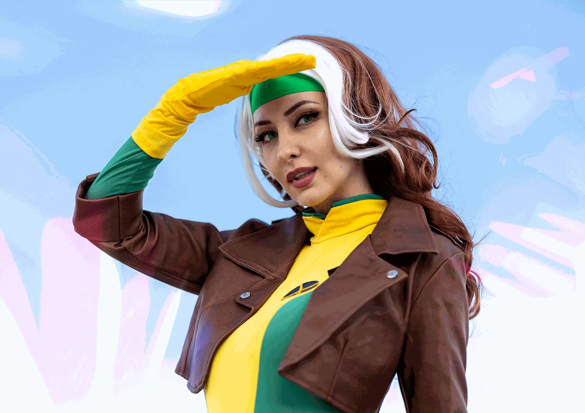 Cosplay Pícara Rogue X-Men por Soyittara con traje verde y amarillo y chaqueta marrón
