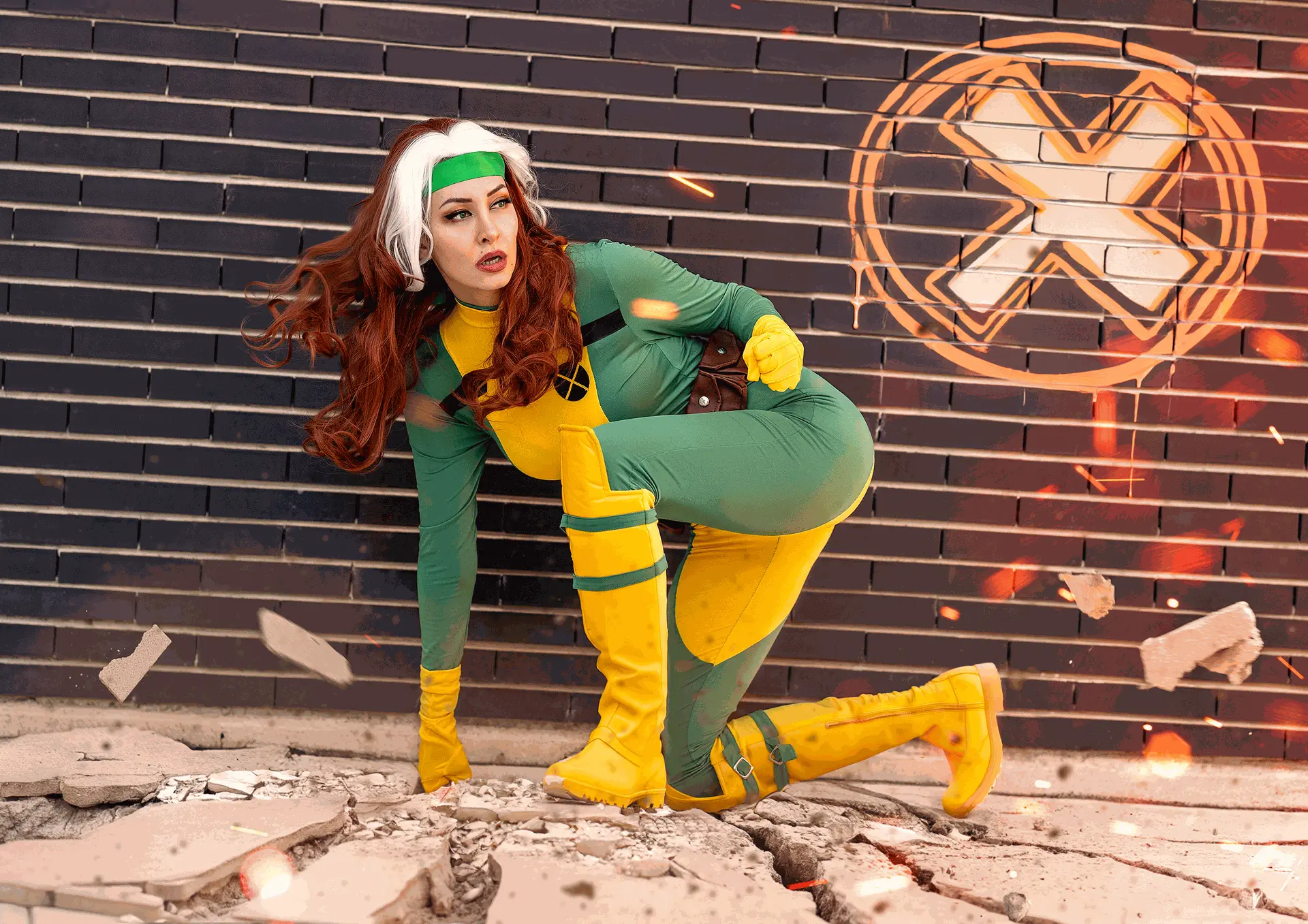 Soyittara caracterizada como Pícara Rogue X-Men en pose heroica