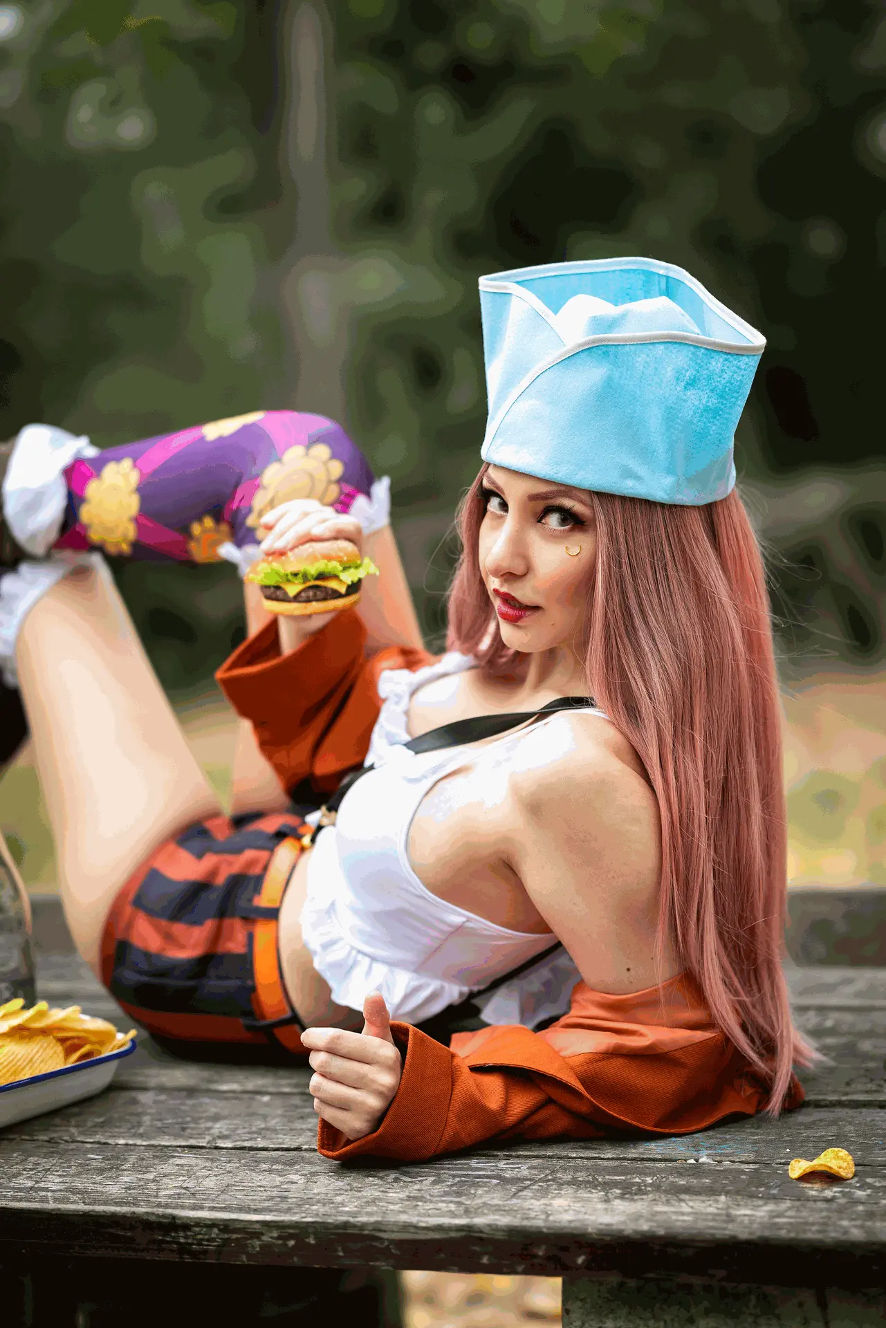 Traje disfraz de Jewelry Bonney de One Piece por SoyIttara comiendo hamburguesa