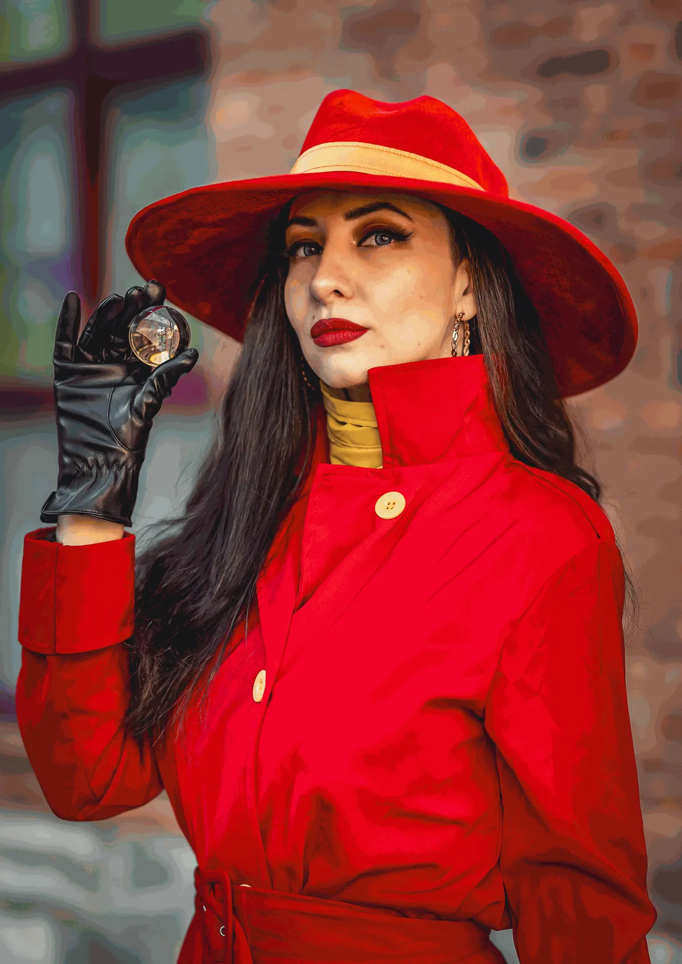 Detalle del sombrero y gabardina de Carmen Sandiego en cosplay clásico