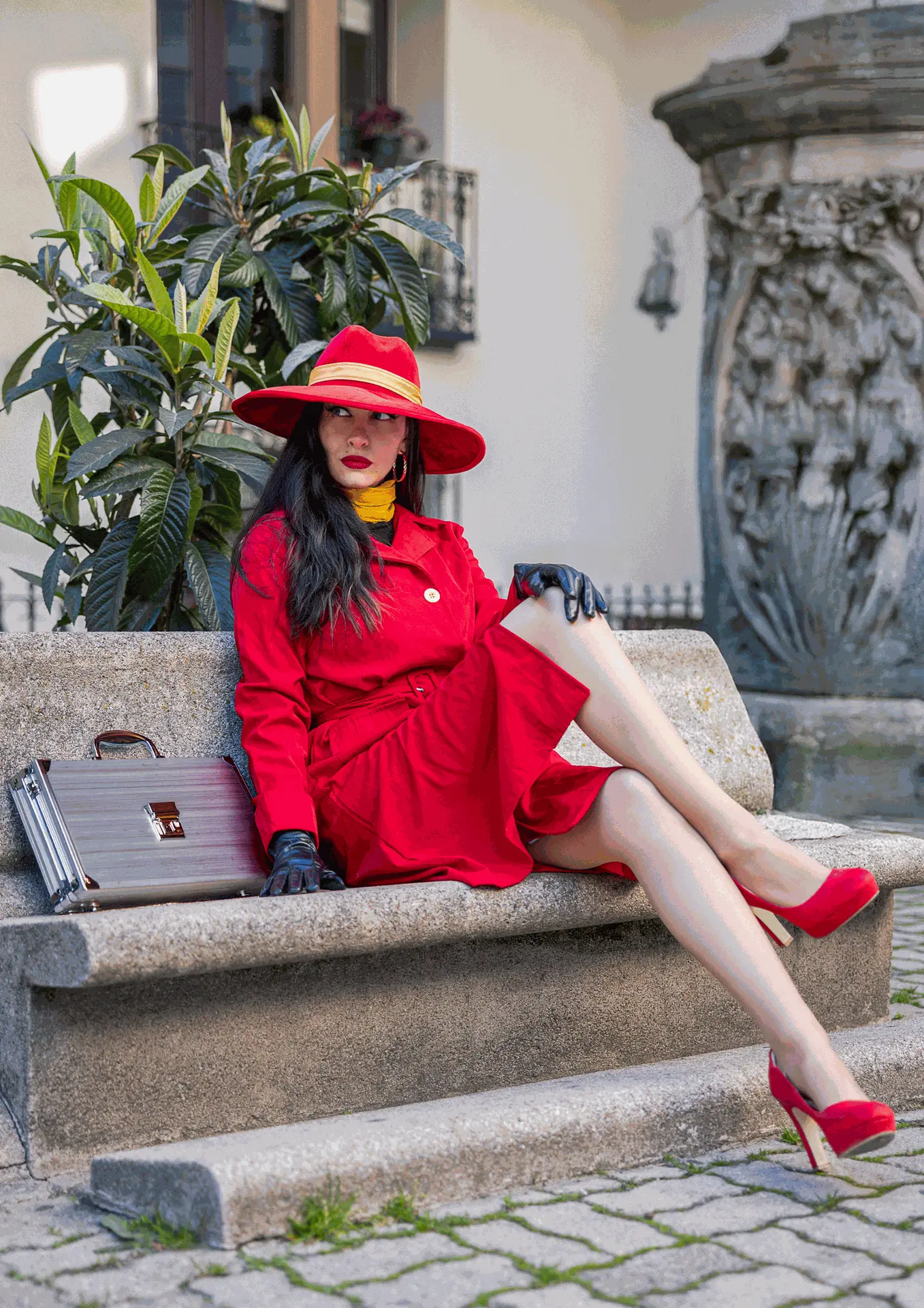 Cosplay Carmen Sandiego versión antigua con guantes negros y gabardina roja