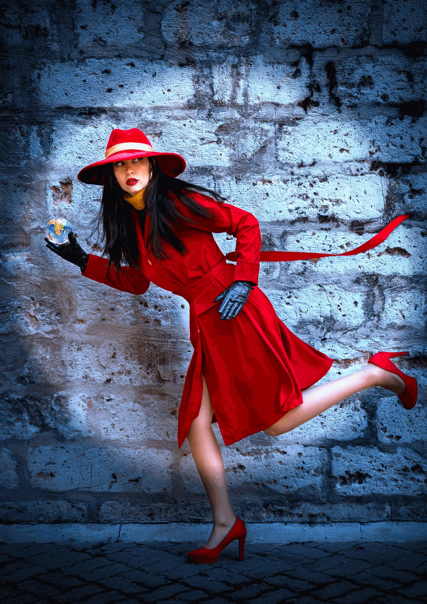 cosplay Carmen Sandiego serie clásica por Soyittara con gabardina roja y sombrero