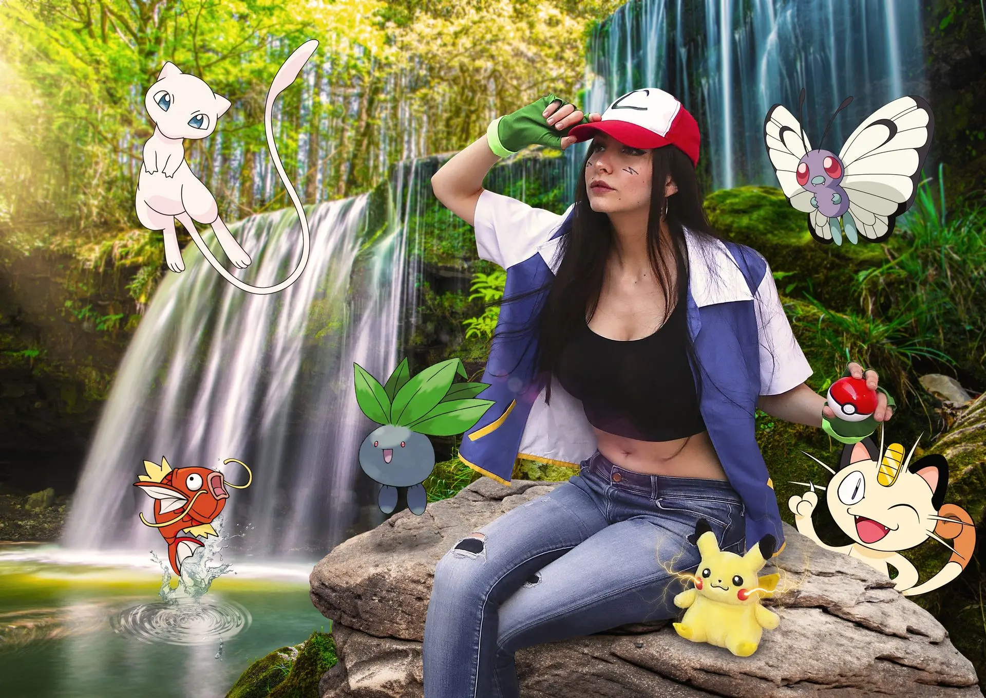 Cosplay Ash Ketchum Pokémon por Soyittara con gorra roja y Poké Ball