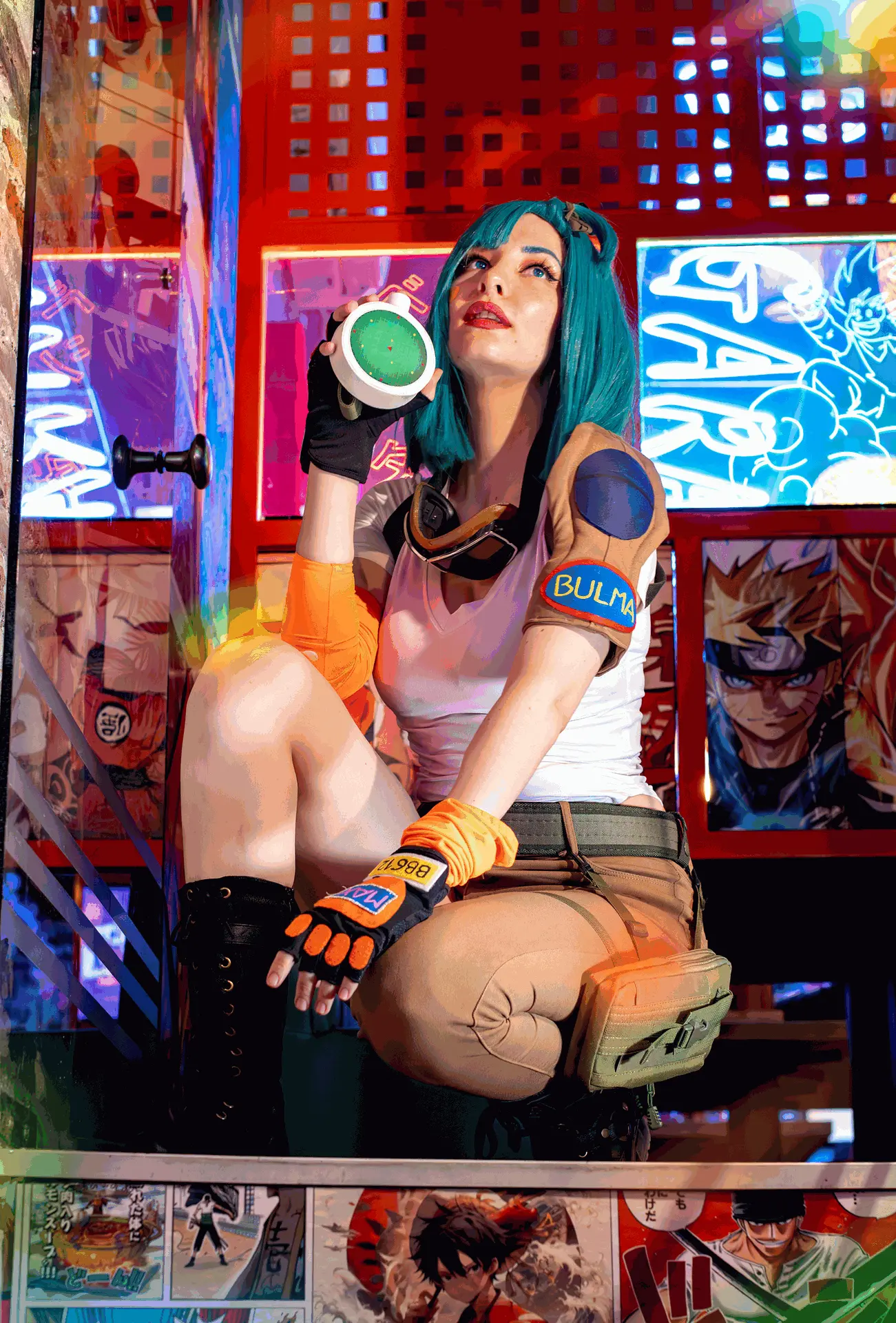 Cosplayer SoyIttara con traje de Bulma motera carretera