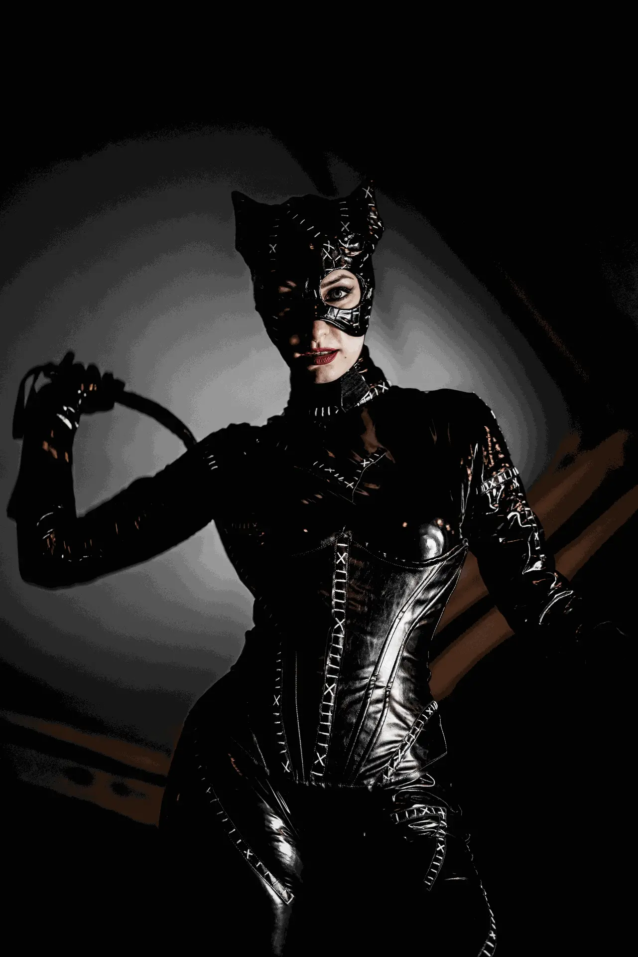 Soyittara caracterizada como Catwoman posando con látigo