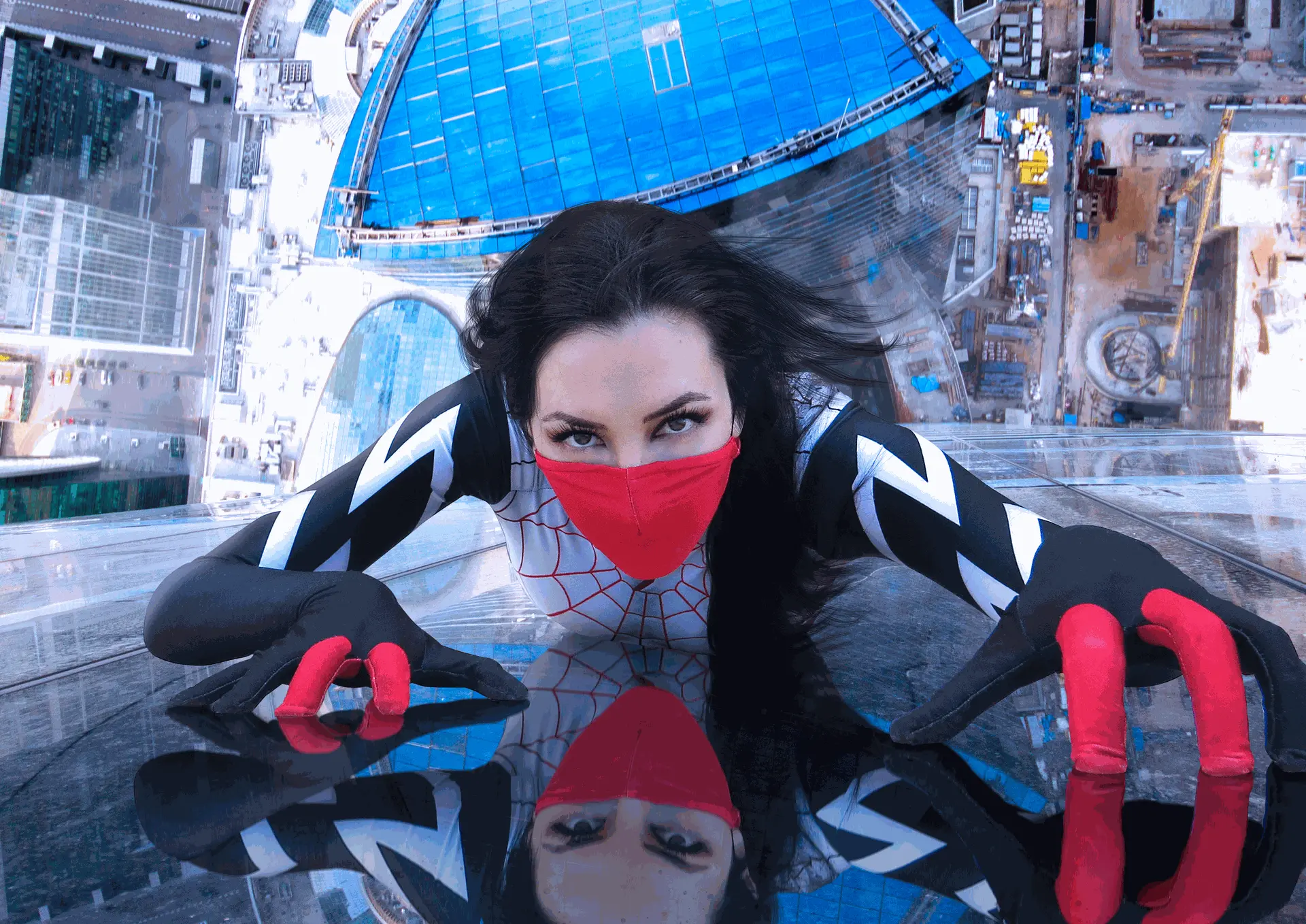 Soyittara caracterizada como Silk trepando un rascacielos