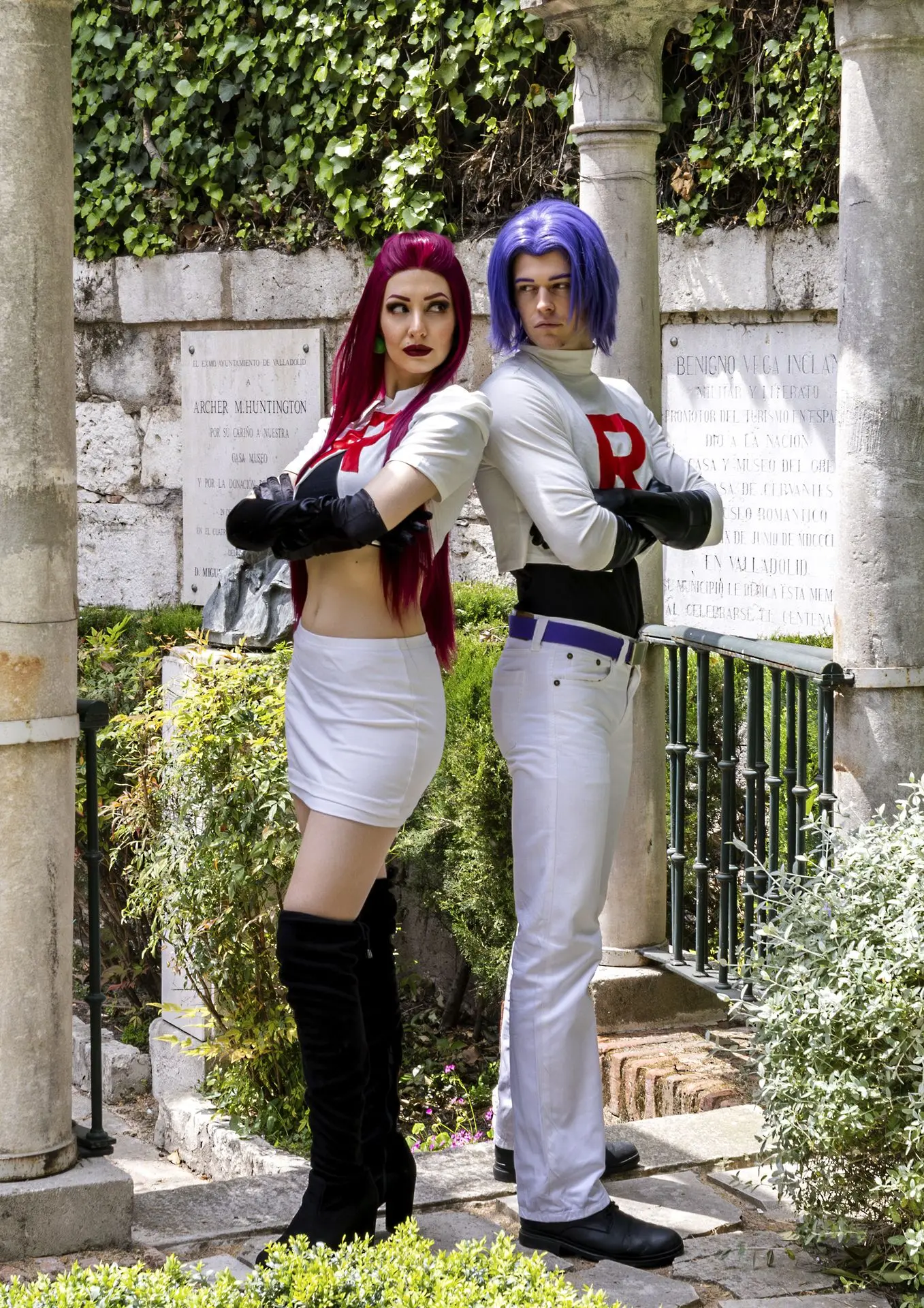 Cosplay Team Rocket Pokémon por Soyittara con uniforme blanco y pelucas de Jessie y James