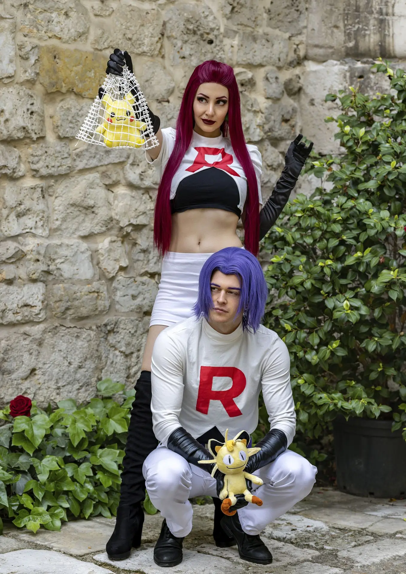 Cosplay Jessie y James Pokémon en pareja con Pikachu capturado y Meowth