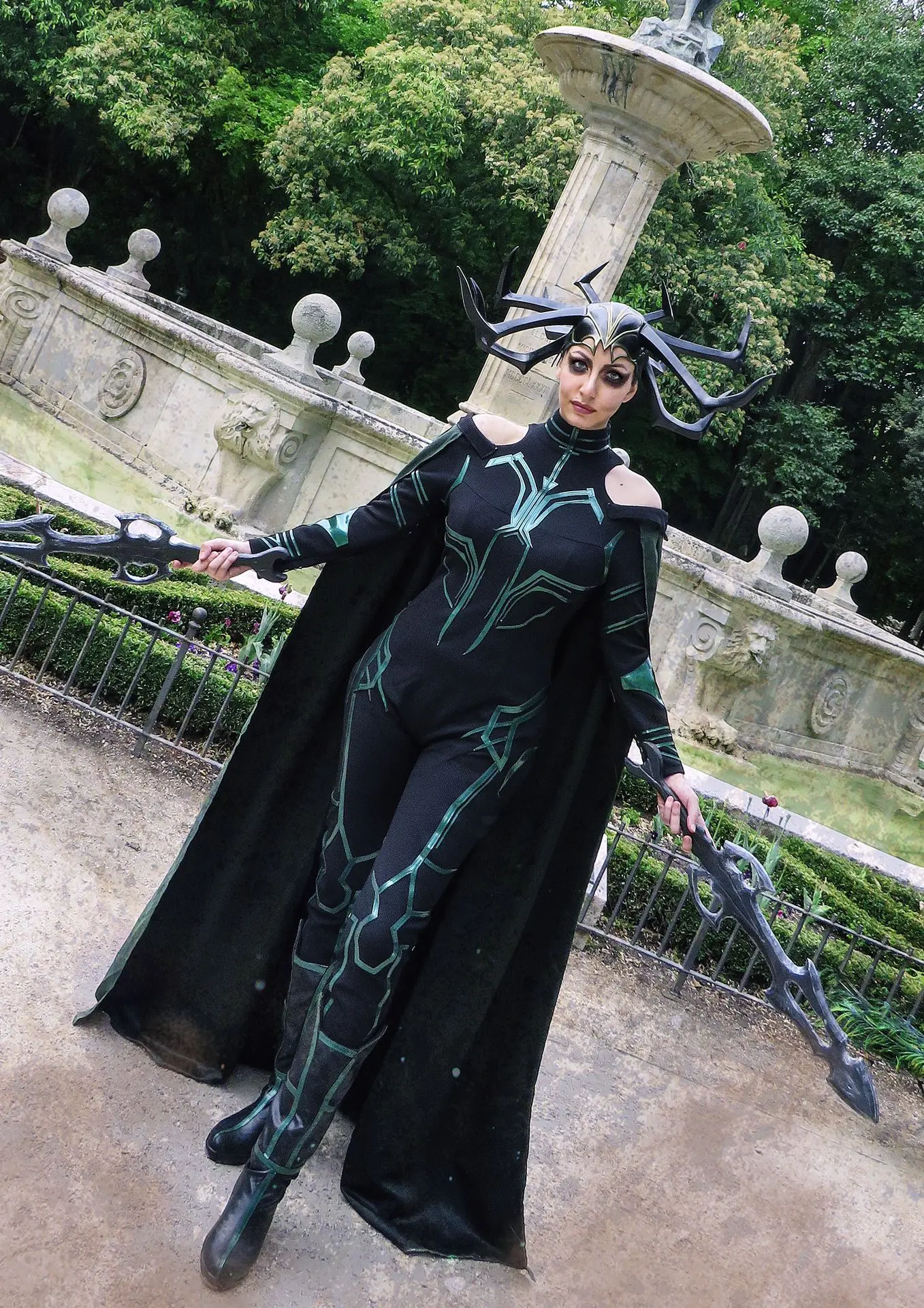 Soyittara cosplayer caracterizada como Hela de Marvel