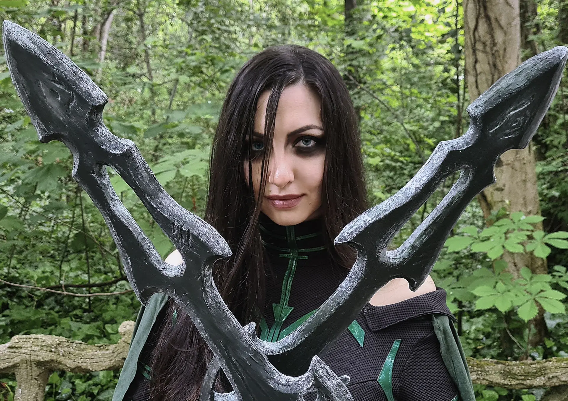 Necroespadas de Hela Marvel cosplayer Ittara