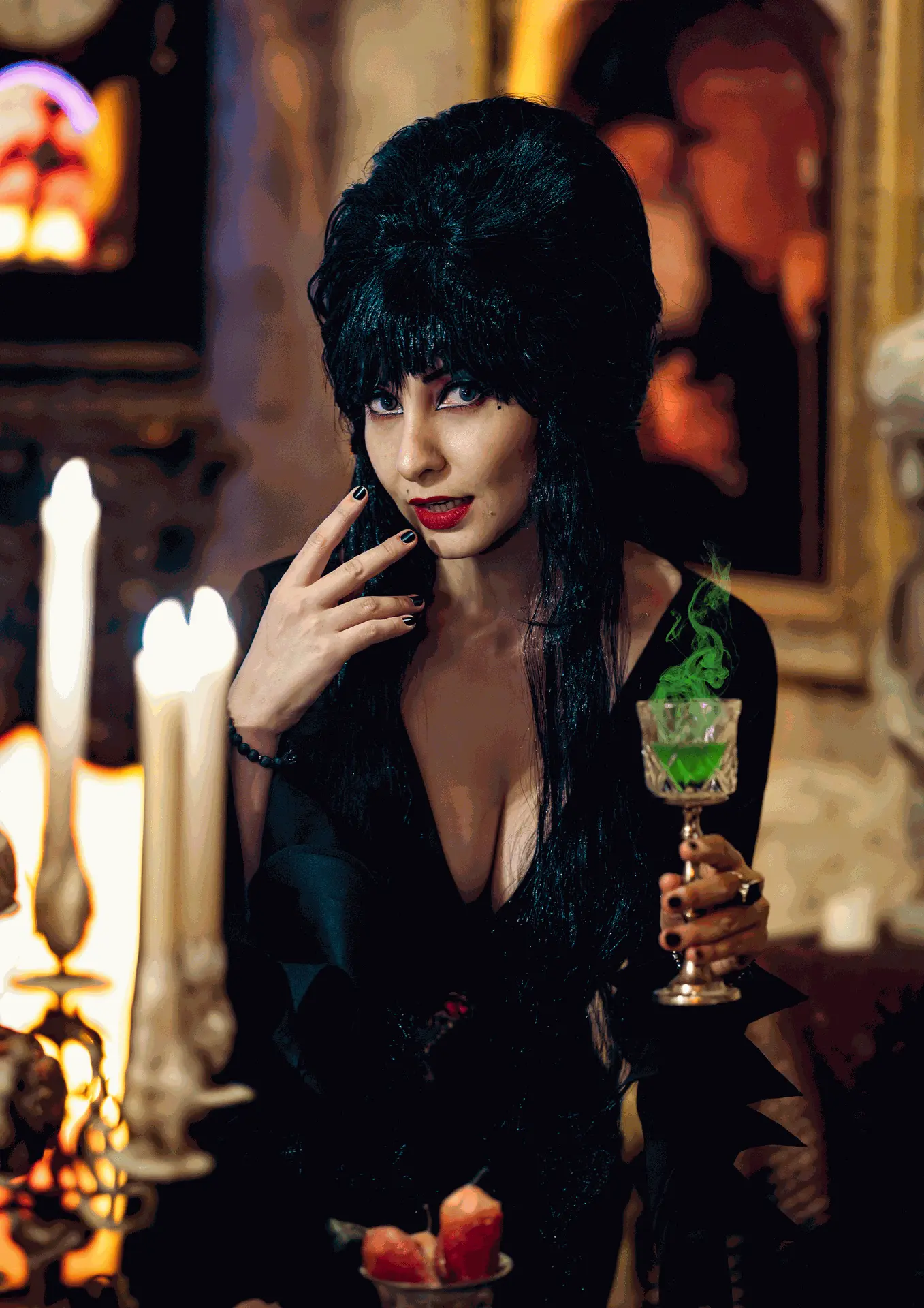 Cosplayer con traje de Elvira Reina de las tinieblas