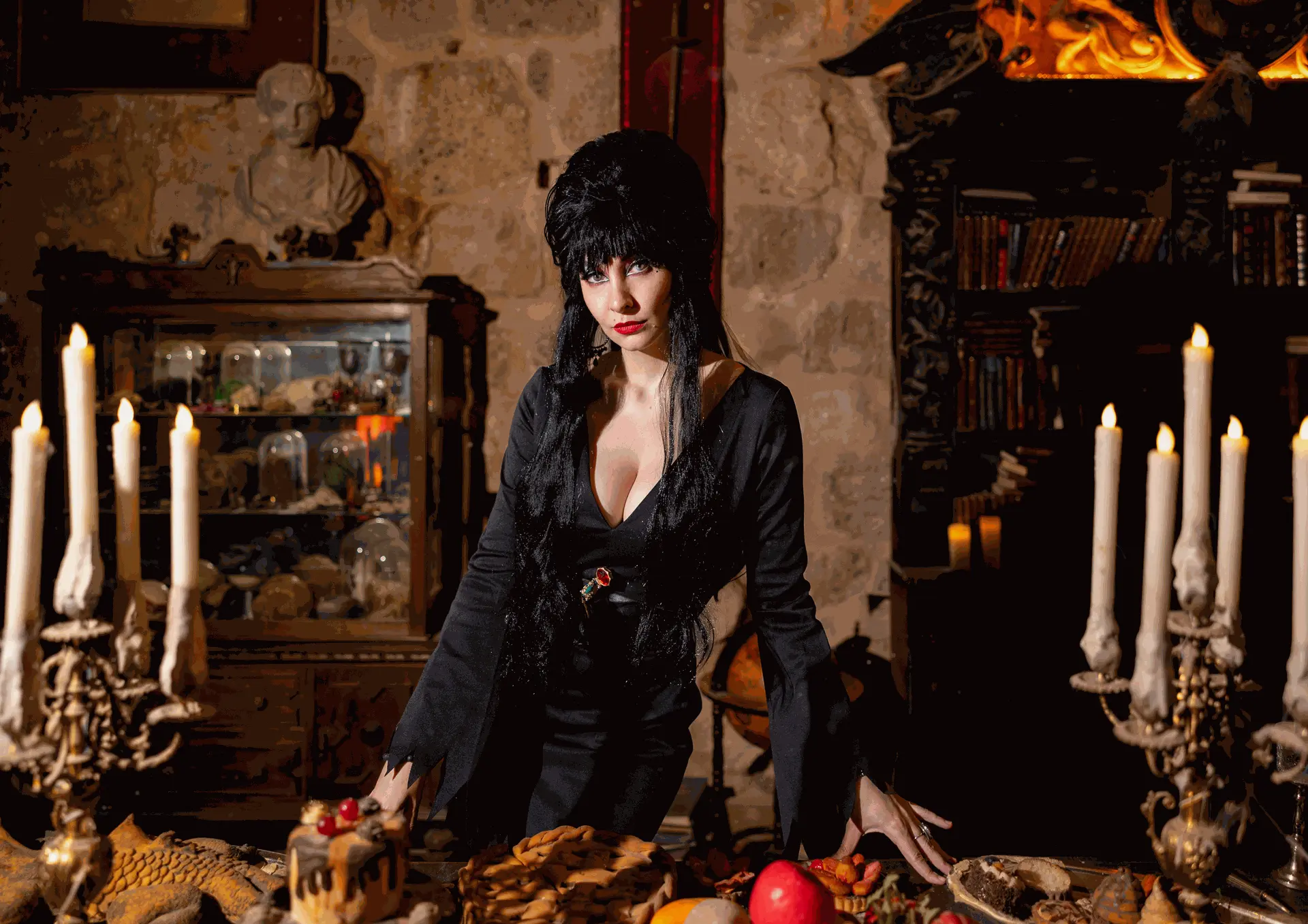 Cosplay Elvira Mistress of the Dark inspirado en la película clásica