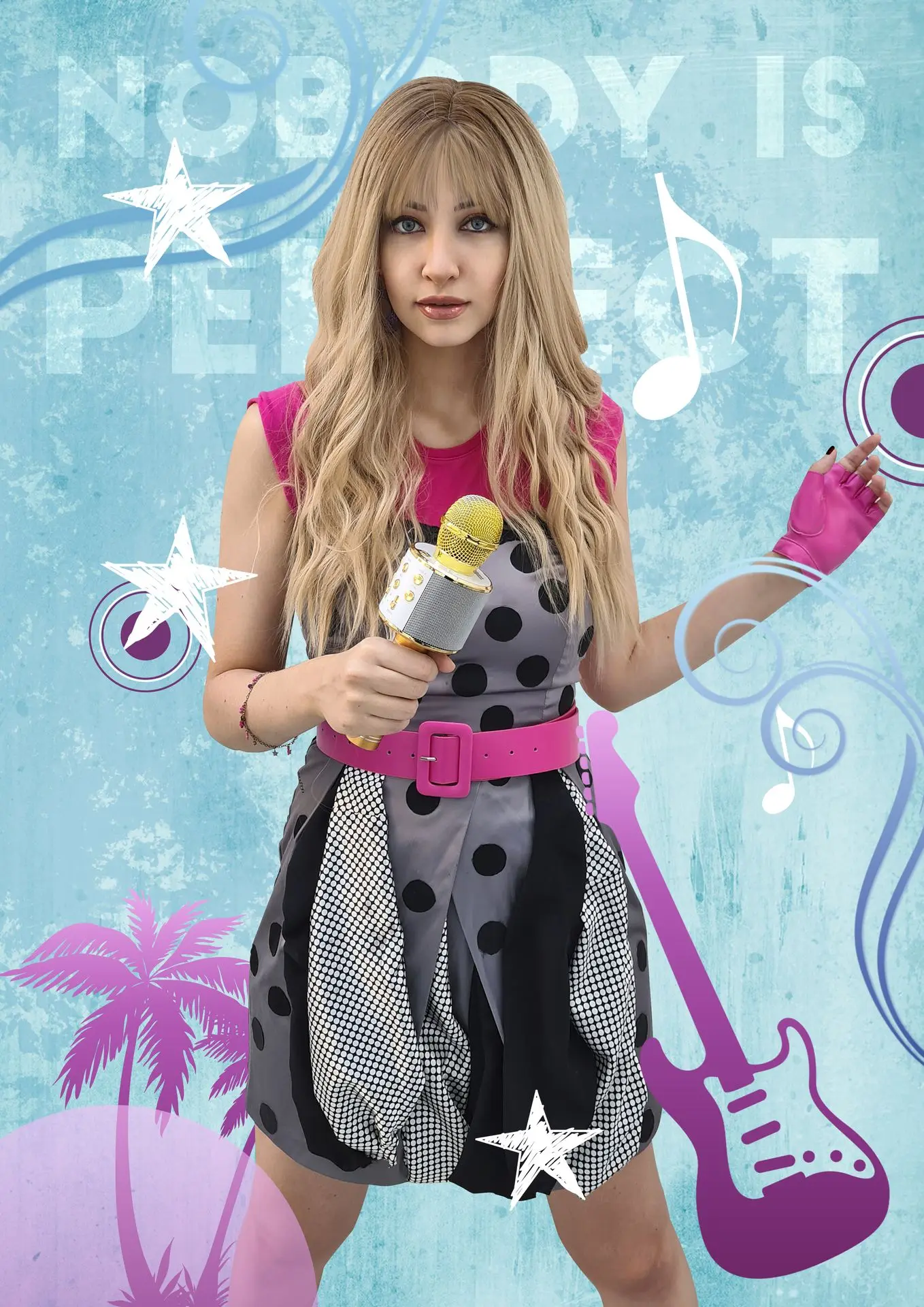 Cosplay de Hannah Montana por Soyittara con micrófono