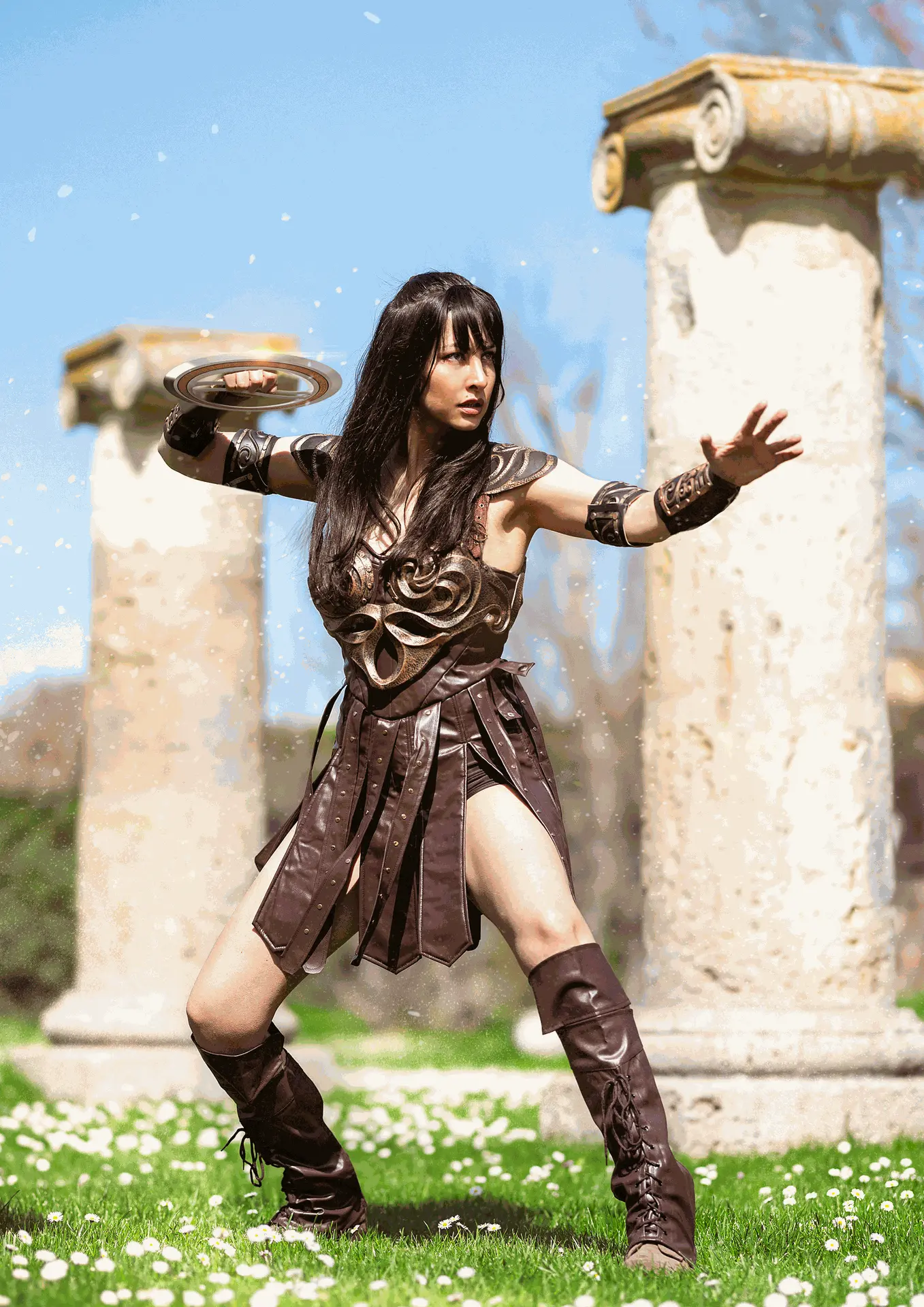 Soyittara caracterizada como Xena con traje de cuero y pose de combate