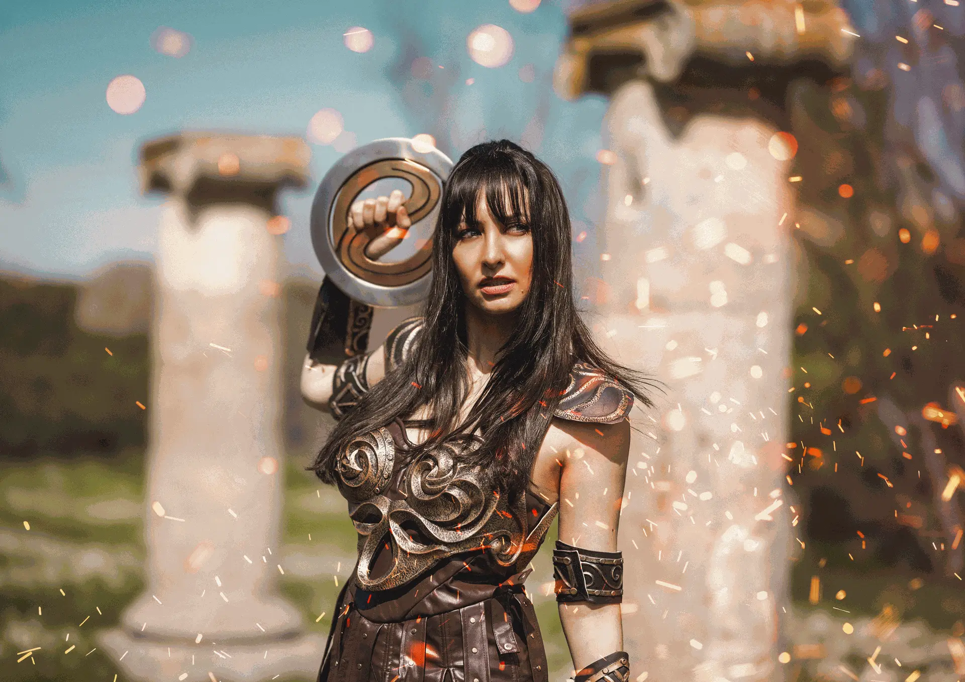 Cosplay Xena Princesa Guerrera por Soyittara con armadura clásica y chakram