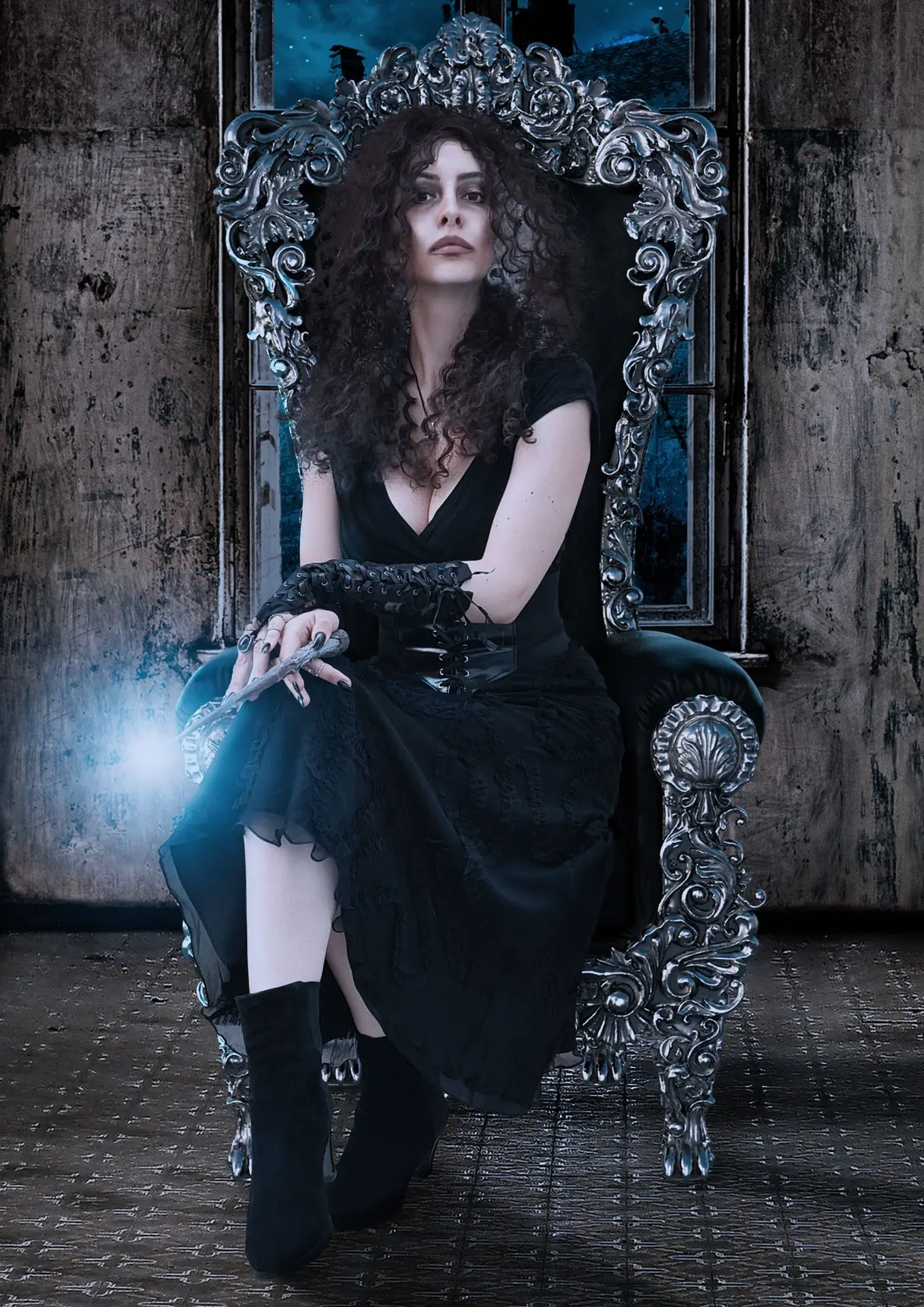 Cosplay de Harry Potter personaje Bellatrix Lestrange con varita