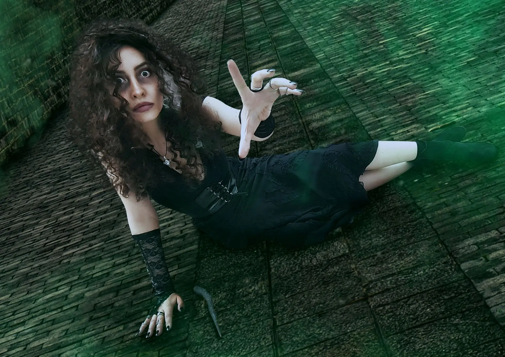 Ittara vestida con el traje de Bellatrix Lestrange de Harry Potter