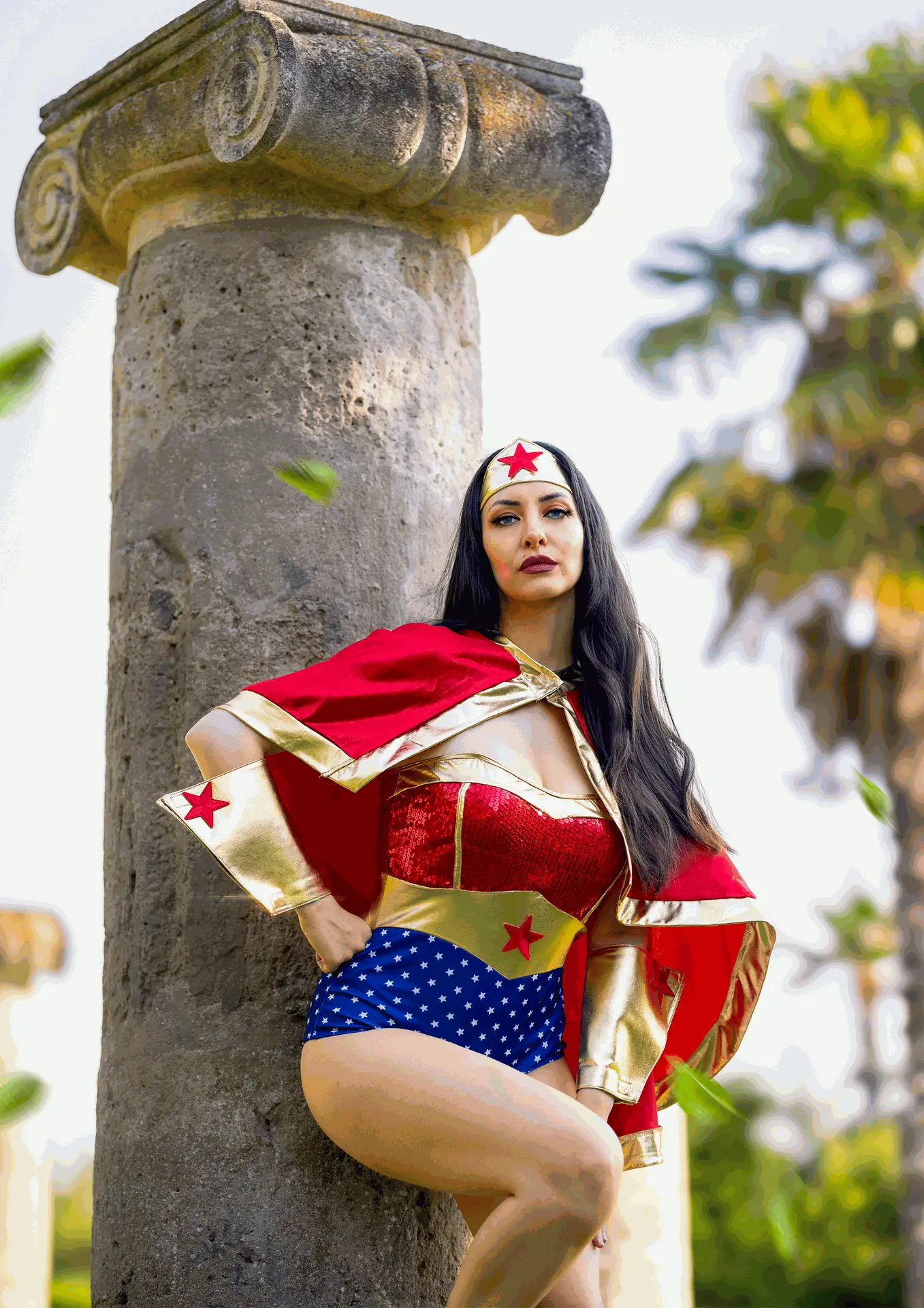 Cosplay Wonder Woman clásica por Soyittara con traje rojo, azul y dorado