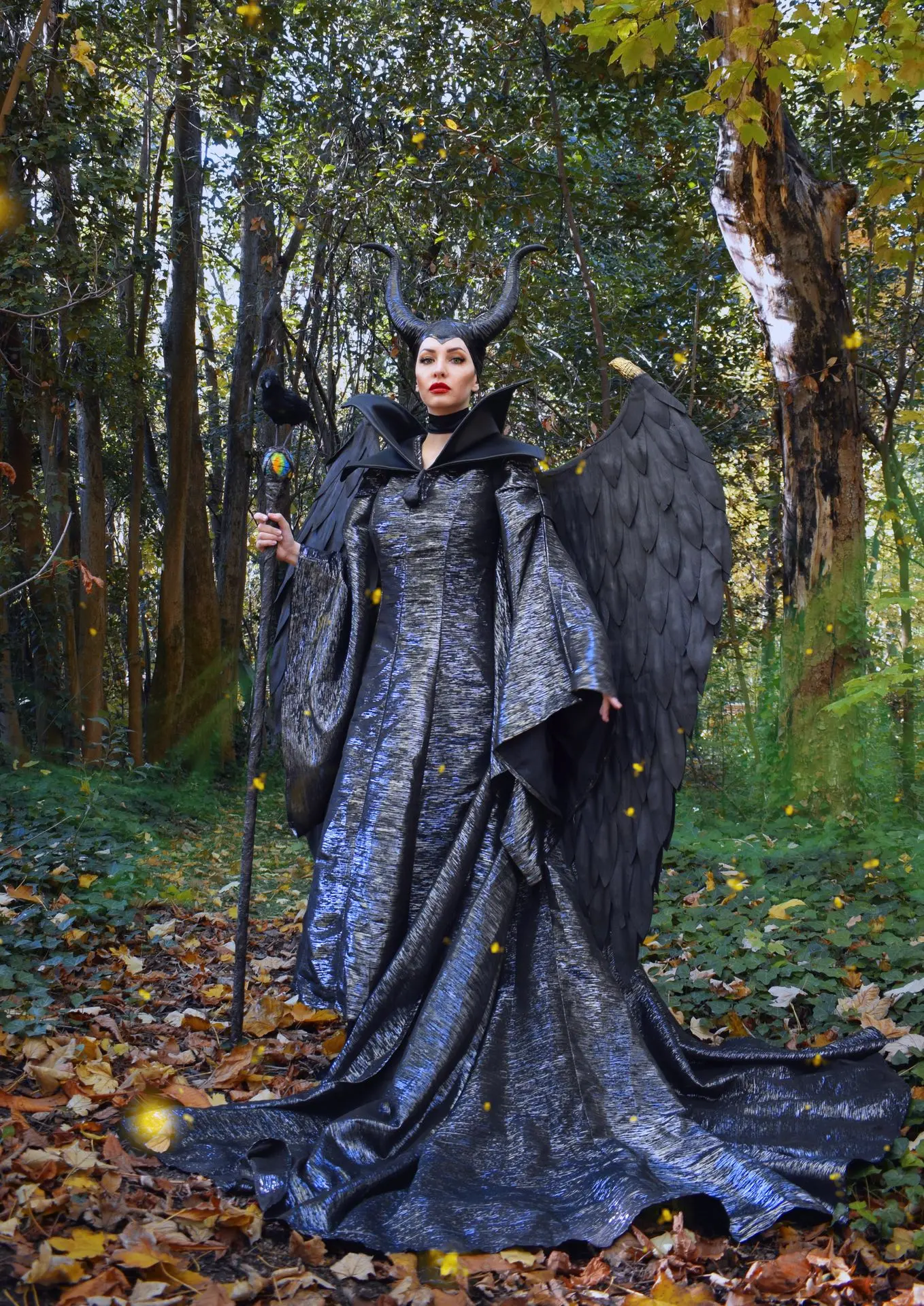 Soyittara caracterizada como Maleficent con cuernos y traje negro