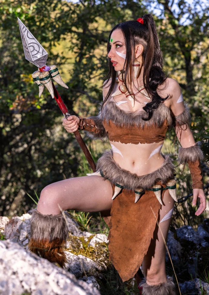 Cosplayer Nidalee skin básica League of Legends