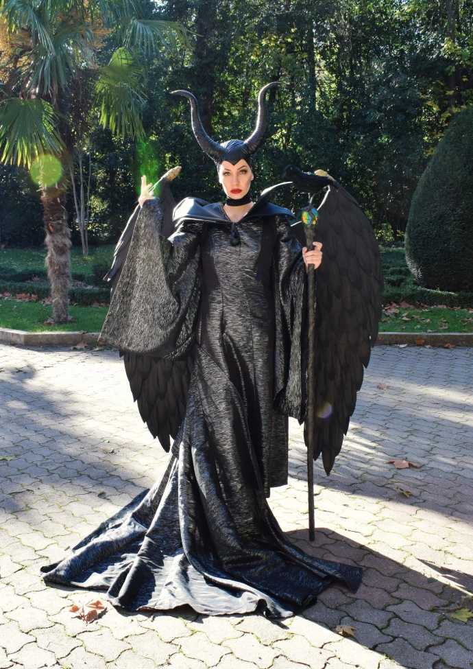 Soyittara caracterizada como Maleficent con cuernos y traje negro