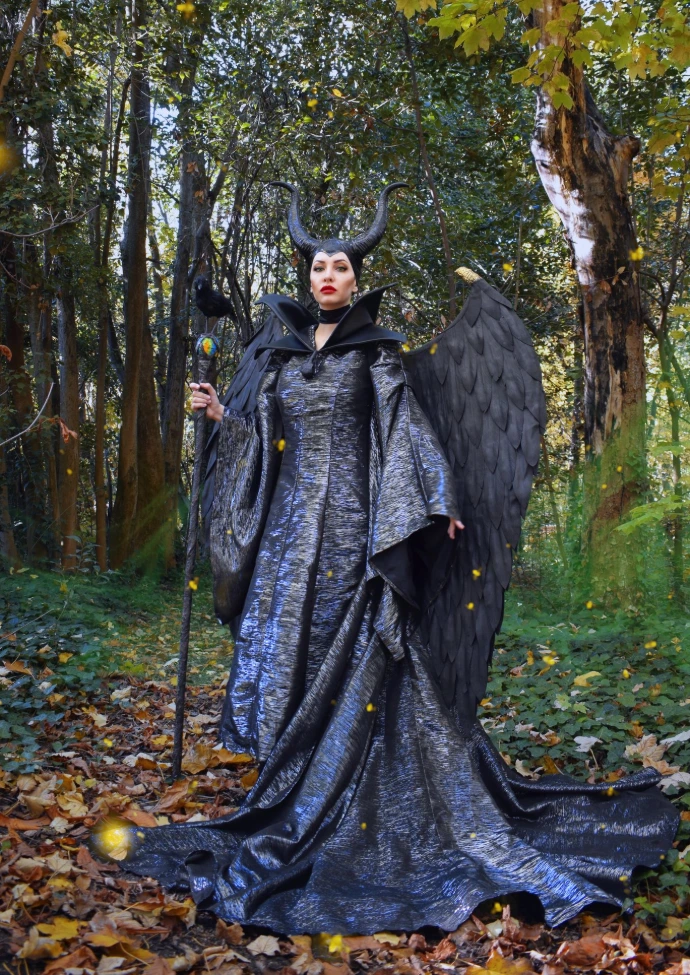 Cosplay Maleficent Disney con vestido negro y capa