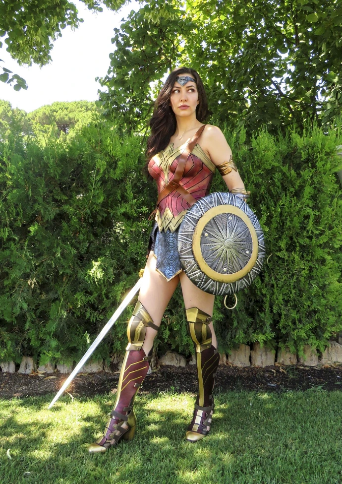Cosplay de la Mujer Maravilla Gal Gadot con armadura espada y escudo