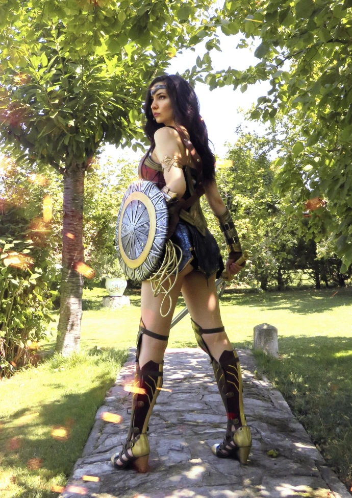 Cosplay Wonder Woman Gal Gadot por Soyittara con armadura completa y espada