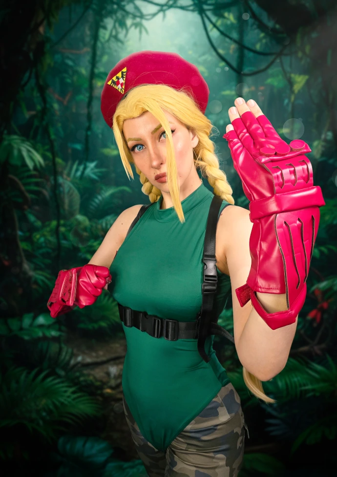 Cosplay Cammy Street Fighter por Soyittara con traje verde y boina roja