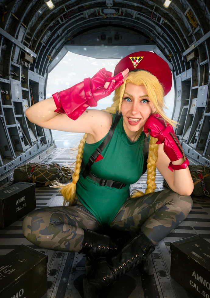 Cosplay Cammy con trenzas rubias y atuendo militar clásico por cosplayer Ittara