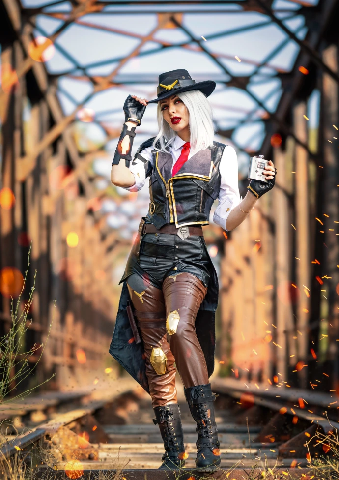 Cosplay de Ashe Overwatch por soyittara en las vías del tren