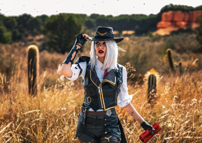 Cosplay de Ashe Overwatch cosplay con fondo del oeste